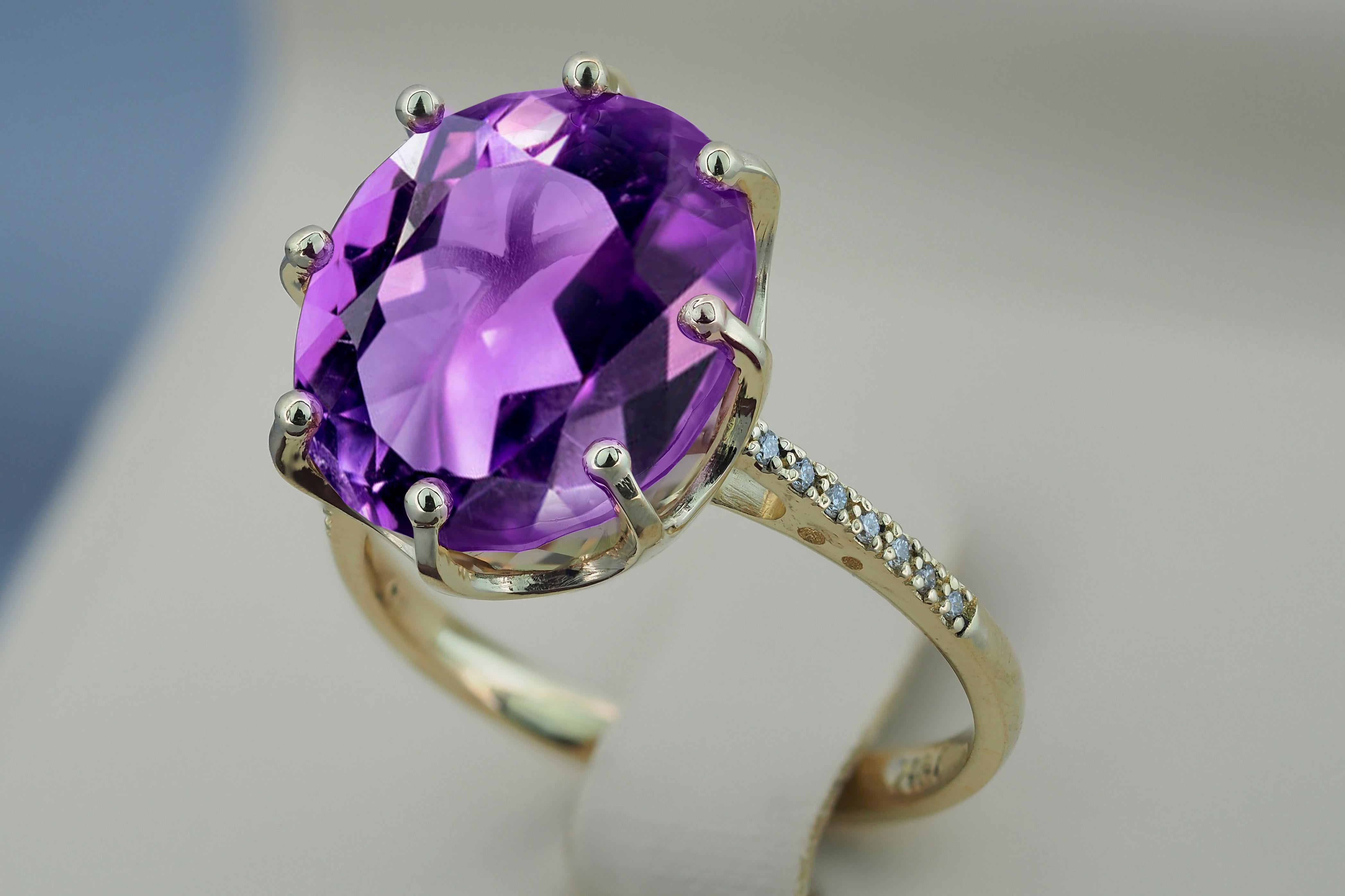 Women's Amethyst cocktail 14k gold ring.  For Sale