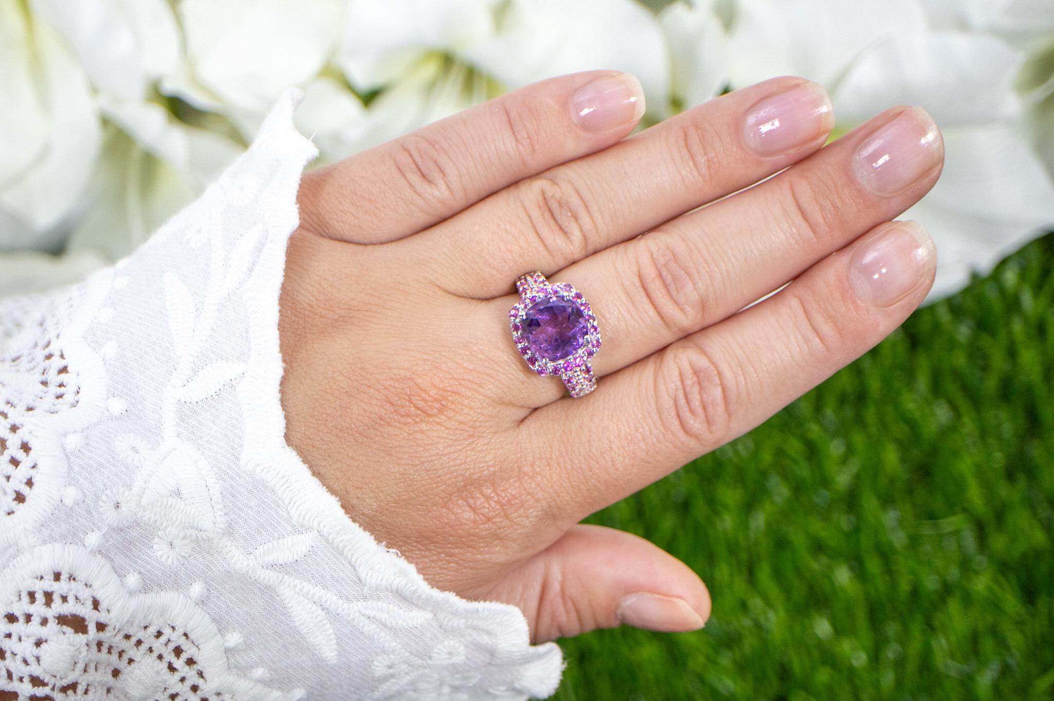 Il est accompagné d'une évaluation gemmologique par la GIA (GG/AJP).
Toutes les pierres précieuses sont naturelles
Améthyste = 3,55 Carats
32 Rhodolites = 1,45 Carats
Métal : Argent sterling plaqué rhodium
Taille de la bague : 7* US
*Il peut être