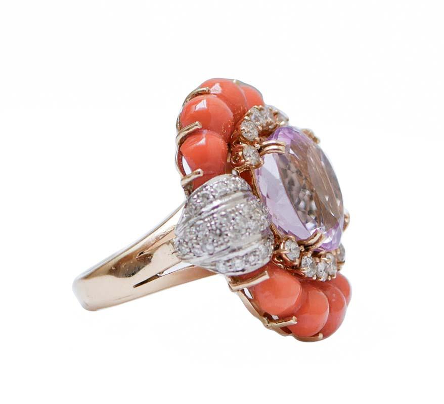 Fantastic ring in 14 kt rose gold structure mounted with a central amethyst surrounded, laterally, by structures in white gold studded with diamonds. Externally, coral.
This ring was totally handmade by Italian master goldsmiths and it is in perfect