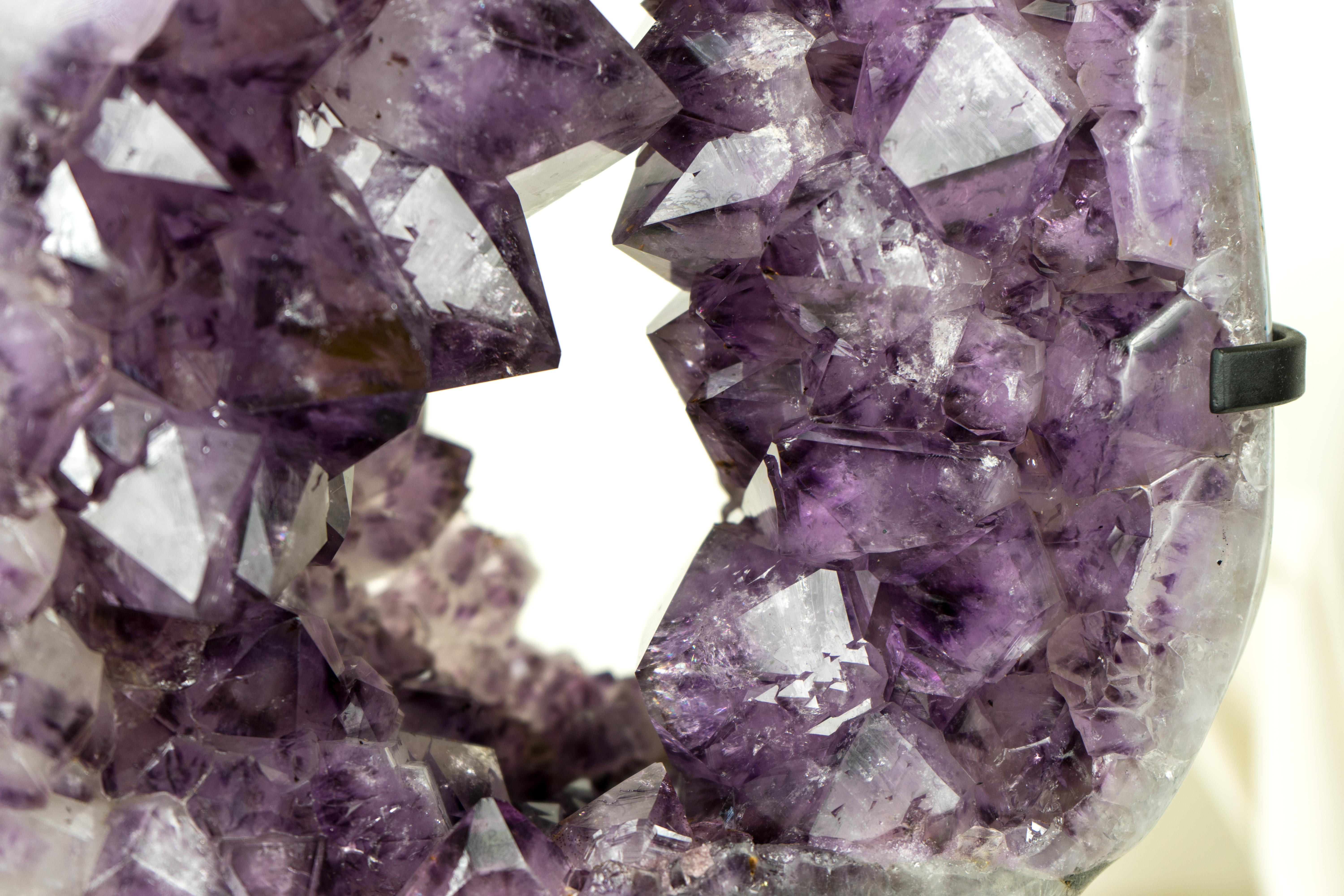 Rodaja de geoda con corona de amatista y gran drusa de amatista brillante en un soporte giratorio en venta 5