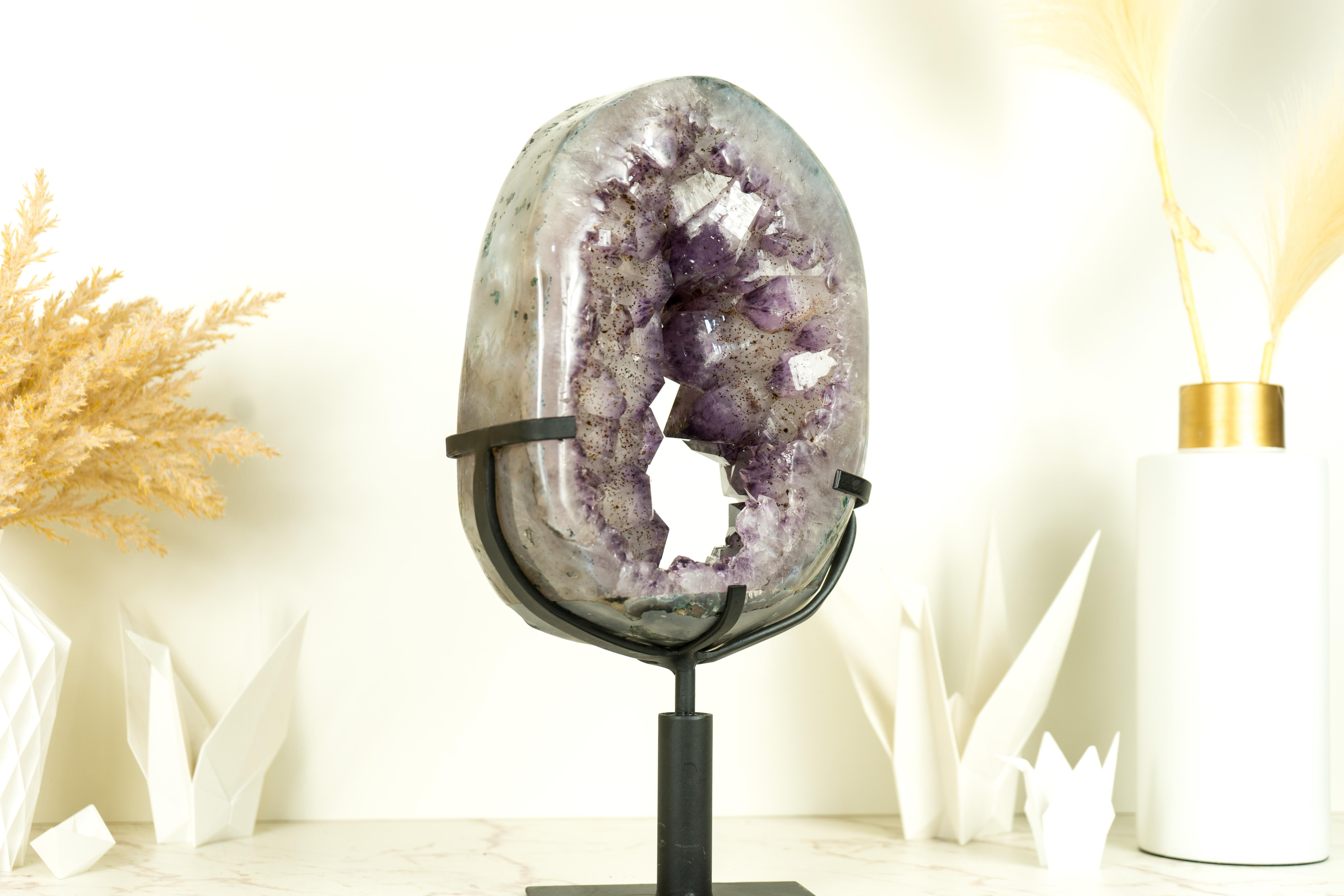 Rodaja de geoda con corona de amatista y gran drusa de amatista brillante en un soporte giratorio en venta 8