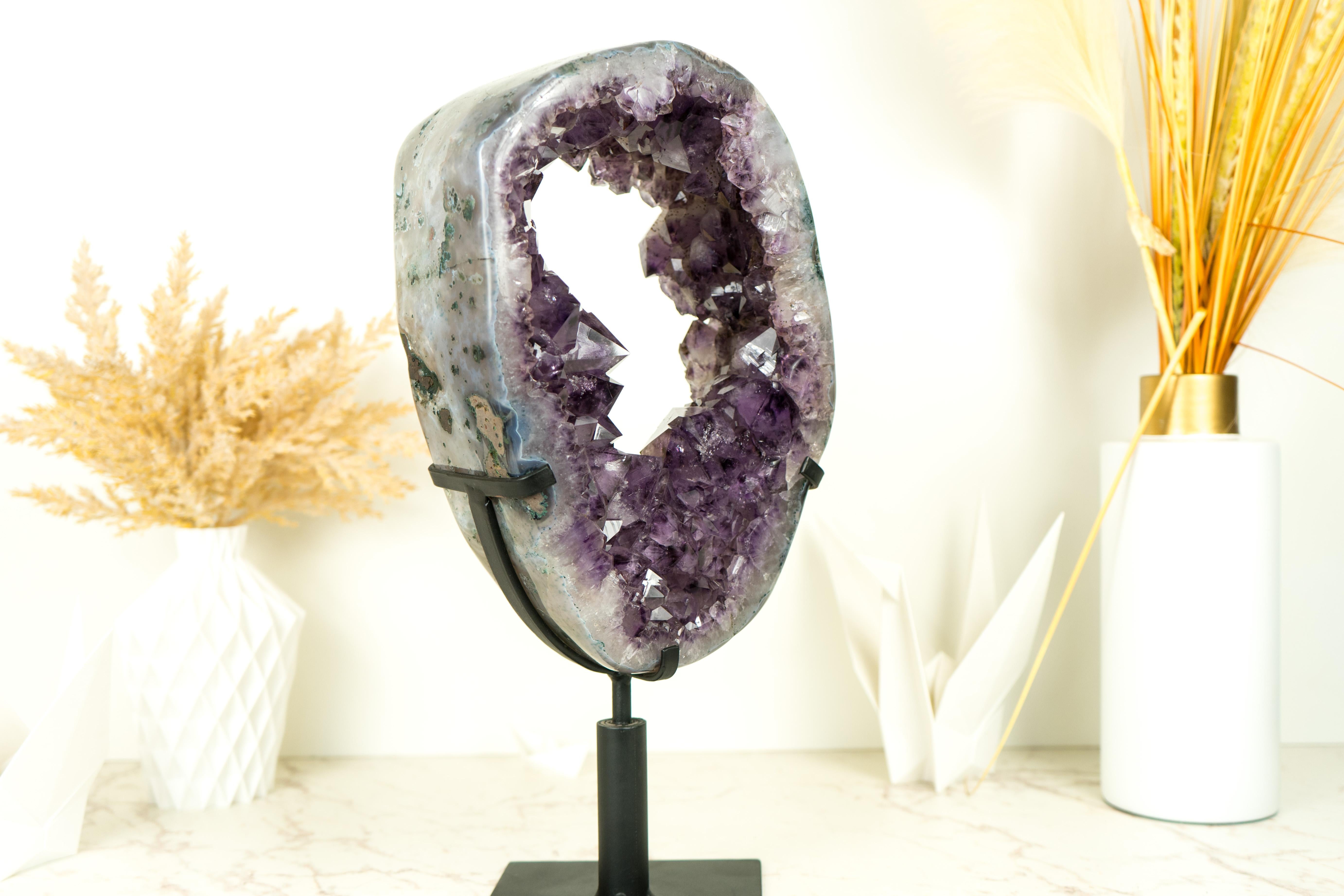 Amethystkrone Geodenscheibe mit funkelndem großen lila Druzy auf drehbarem Stand  (Achat) im Angebot