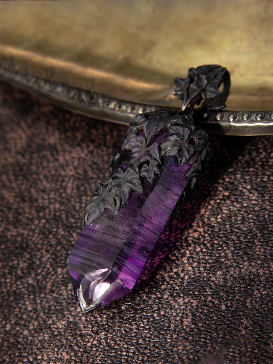 Grezzo Ciondolo in cristallo di ametista in oro nero viola intenso Made in Paris in vendita