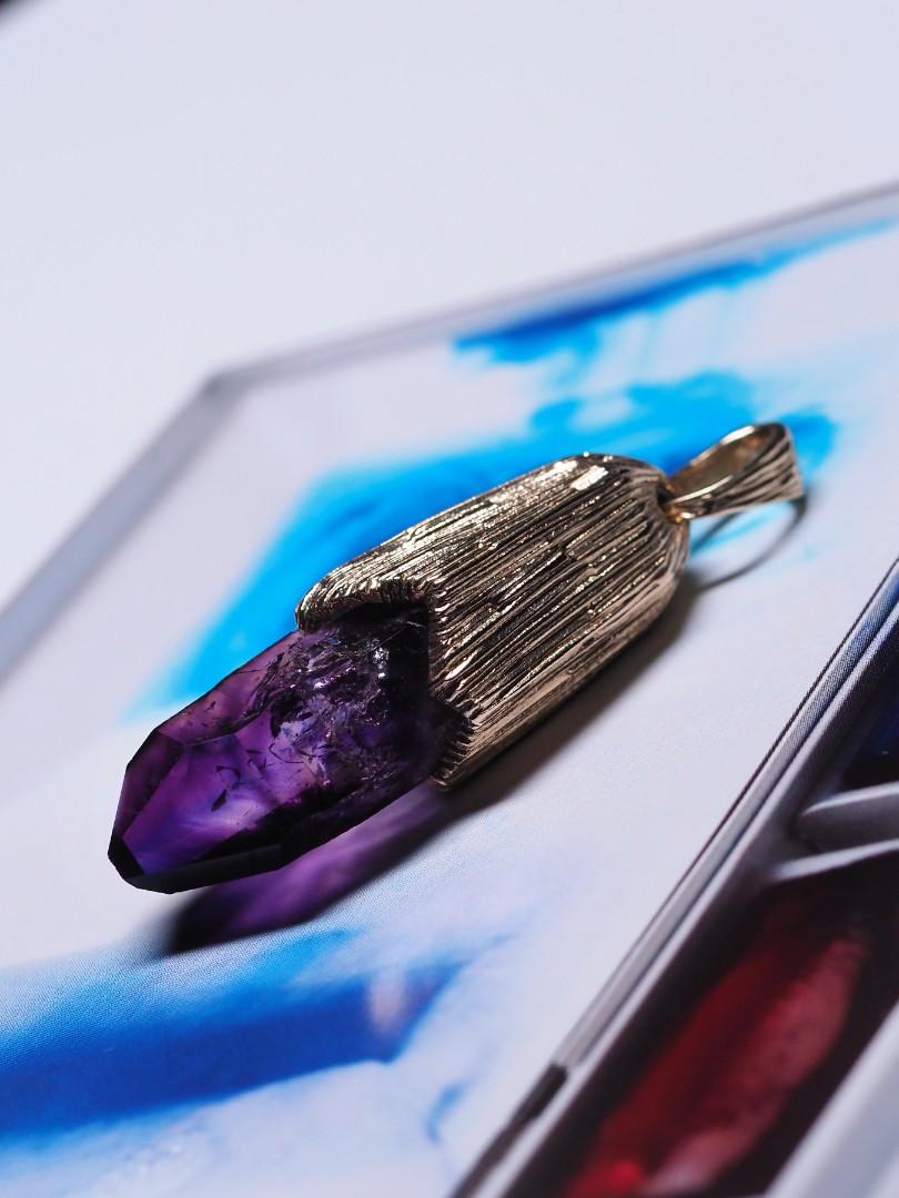 Pendentif en or avec améthyste, pierre naturelle brute non taillée Magic Healing Iris violet en vente 4