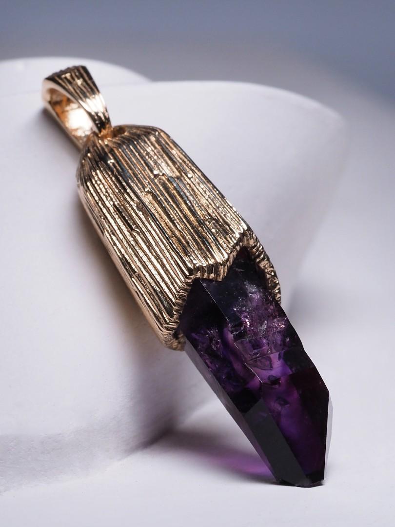 Pendentif en or 14K avec cristal d'améthyste naturel
origine du cristal - Brandberg, Afrique
mesures de l'améthyste -  0.35  х 0.43 in /  9 х 11 mm
Poids de l'améthyste - 17.4 carats
poids du pendentif - 15.3 grammes
Longueur du pendentif - 1,93 in