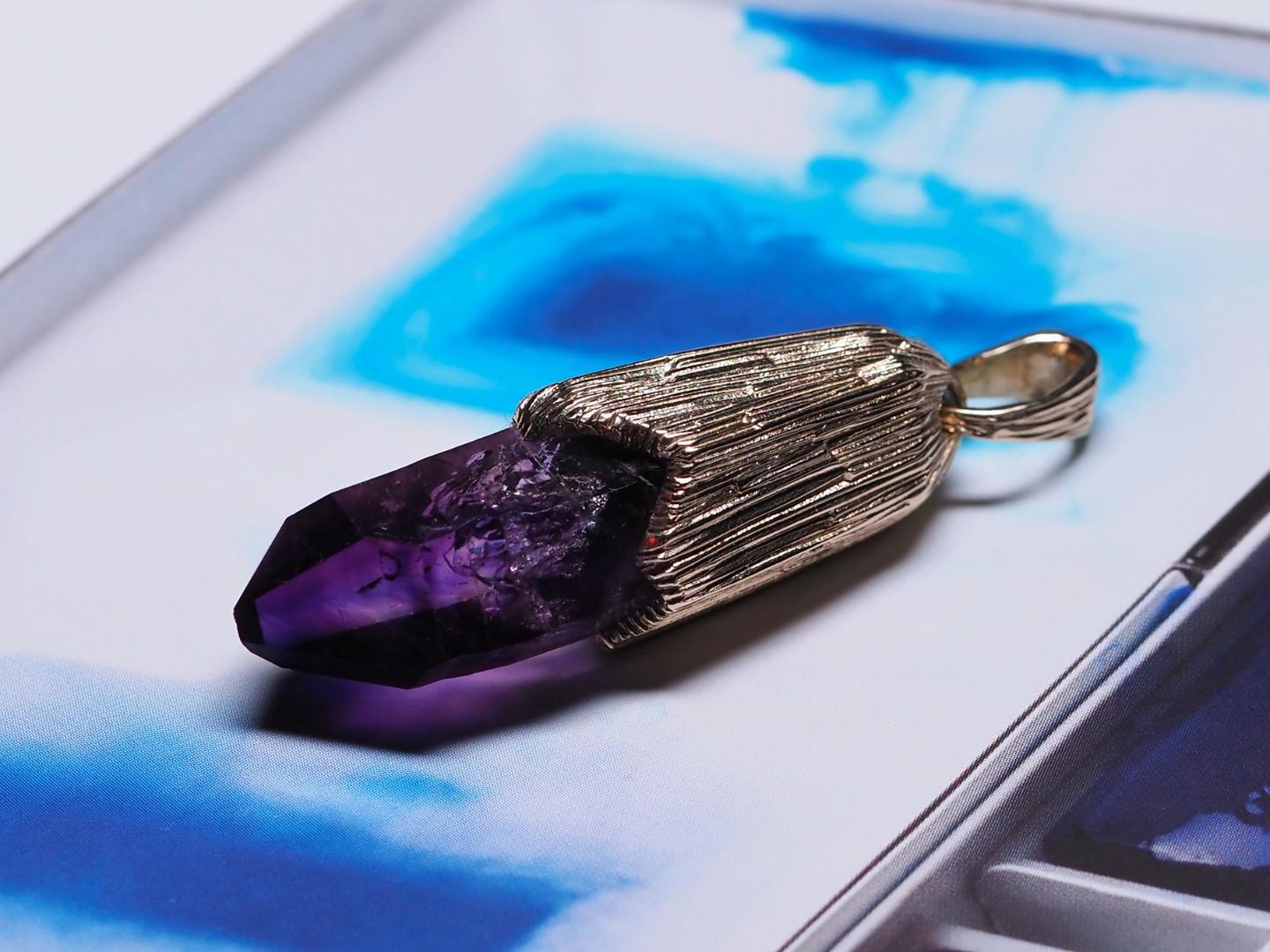 Artisan Pendentif en or avec améthyste, pierre naturelle brute non taillée Magic Healing Iris violet en vente