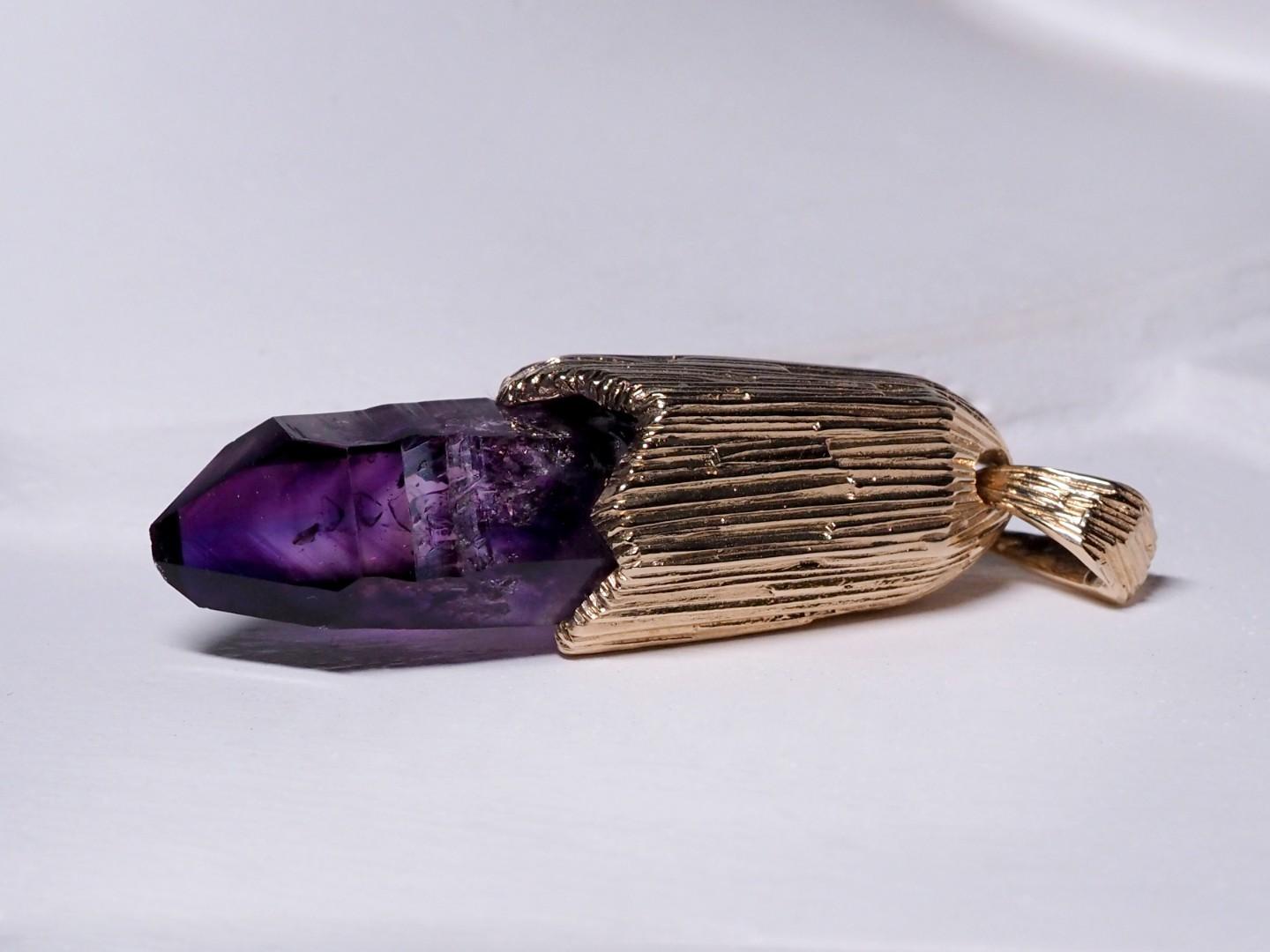 Non taillé Pendentif en or avec améthyste, pierre naturelle brute non taillée Magic Healing Iris violet en vente