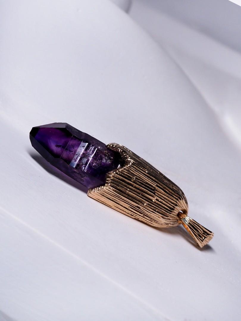 Pendentif en or avec améthyste, pierre naturelle brute non taillée Magic Healing Iris violet Neuf - En vente à Berlin, DE