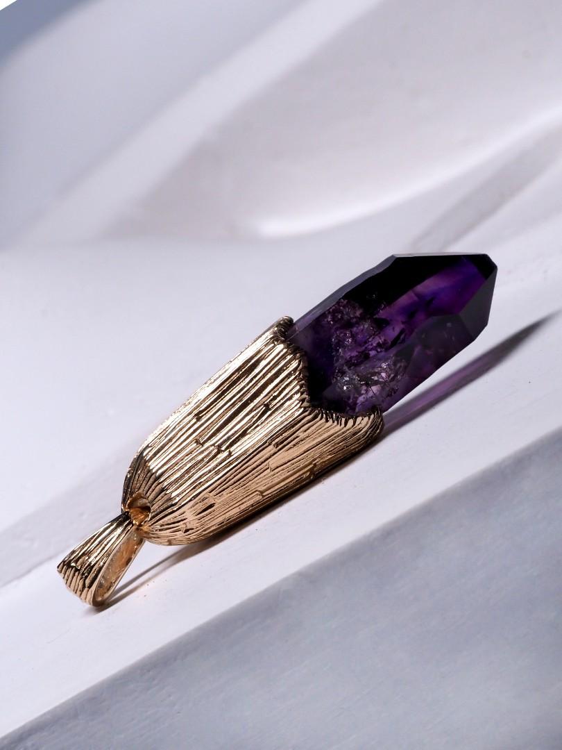 Pendentif en or avec améthyste, pierre naturelle brute non taillée Magic Healing Iris violet Unisexe en vente