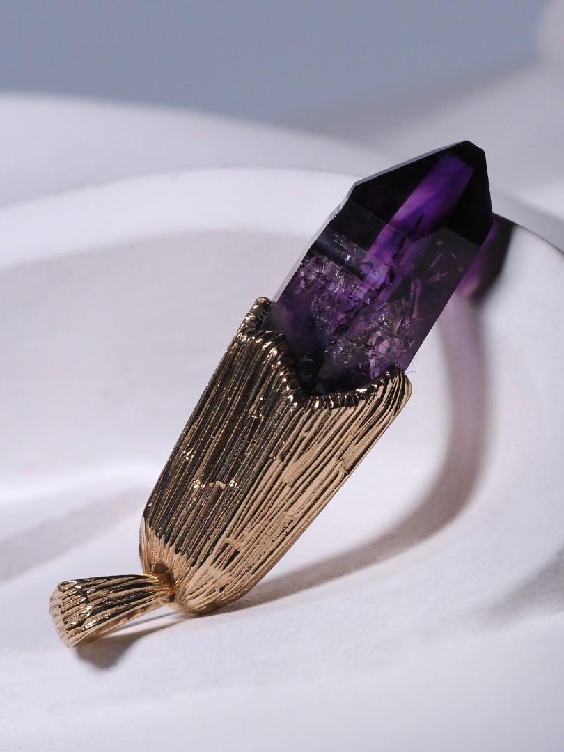 Pendentif en or avec améthyste, pierre naturelle brute non taillée Magic Healing Iris violet en vente 1