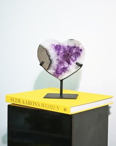 Amethystkristall in Herzform, natürliches Exemplar auf einem CUSTOM MADE Ständer