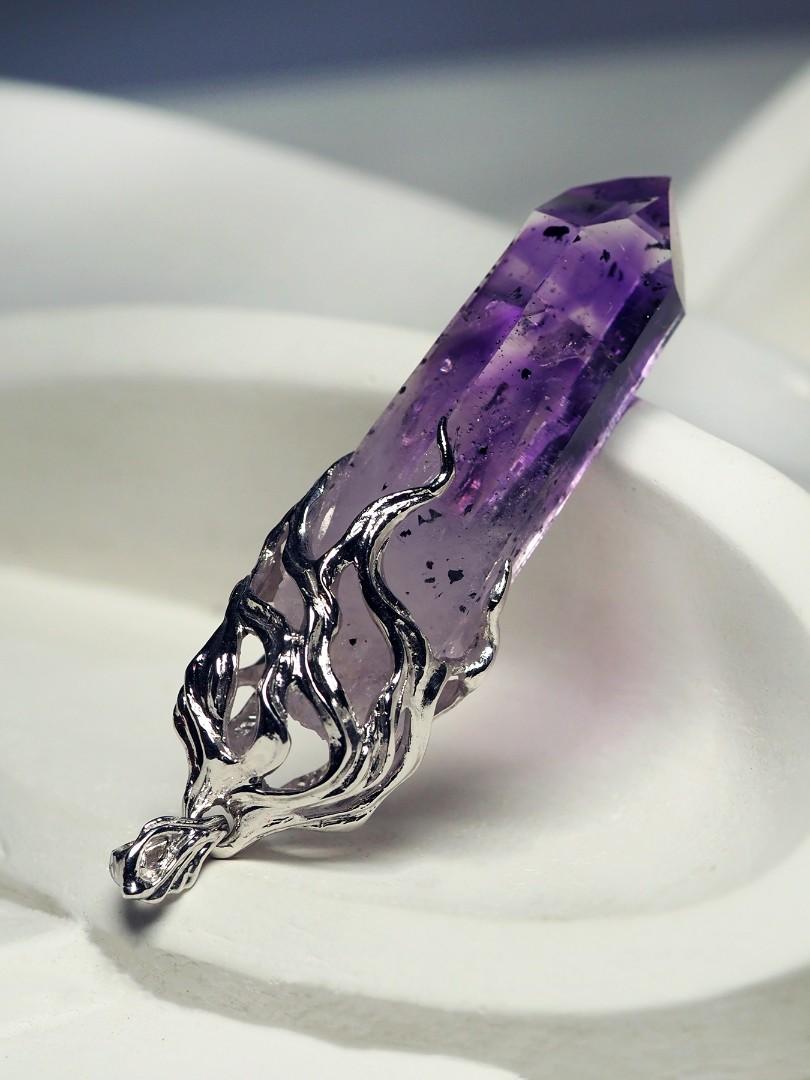 Amethyst Crystal Necklace White Gold Raw Stone Rough In New Condition For Sale In Berlin, DE