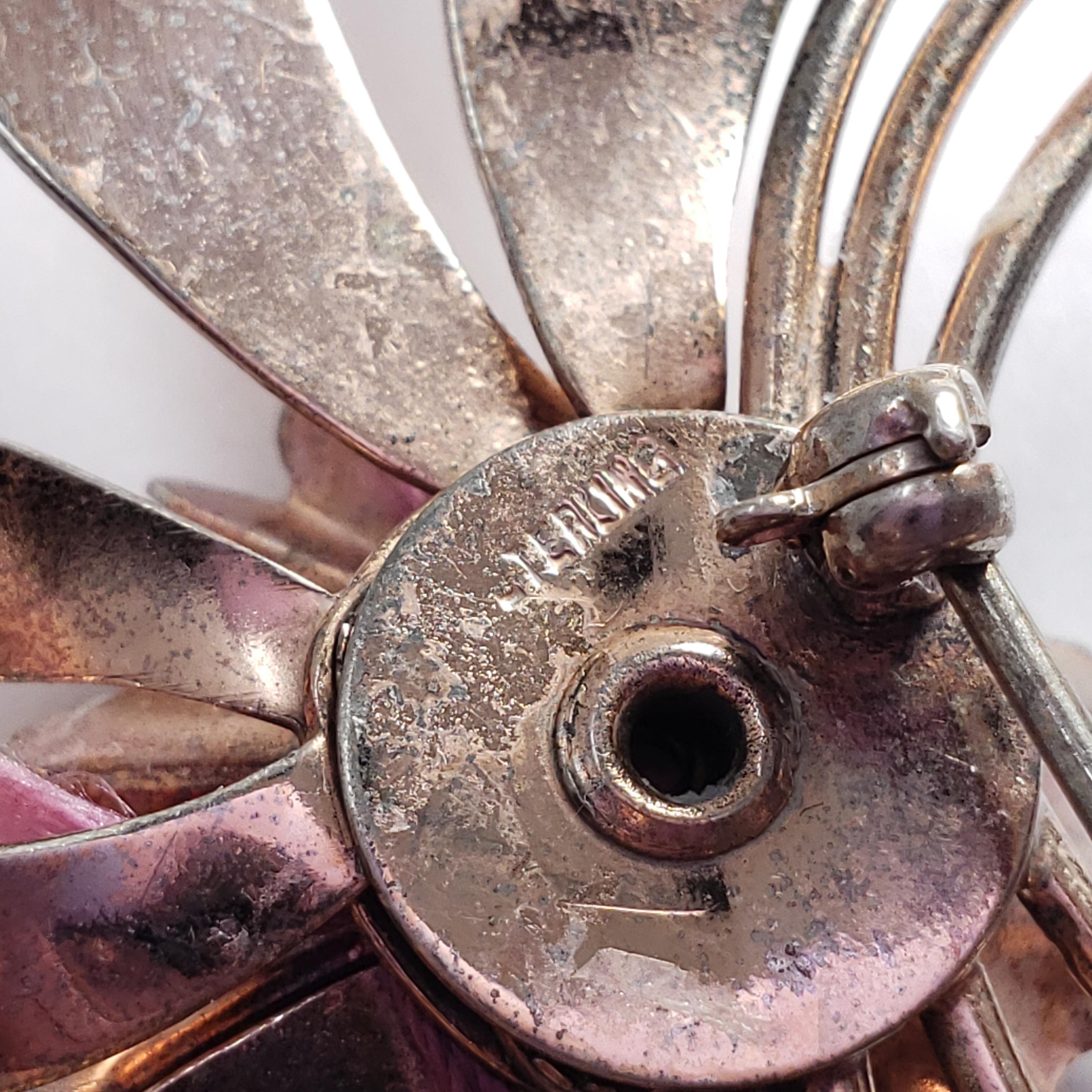 Broche fleur en argent sterling et cristal d'améthyste, pièce de collection du milieu des années 1900 en vente 1