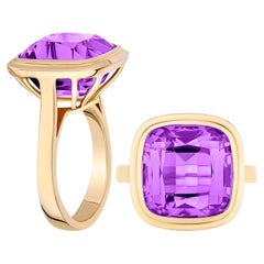 Anillo de amatista talla cojín en oro amarillo de 18 quilates