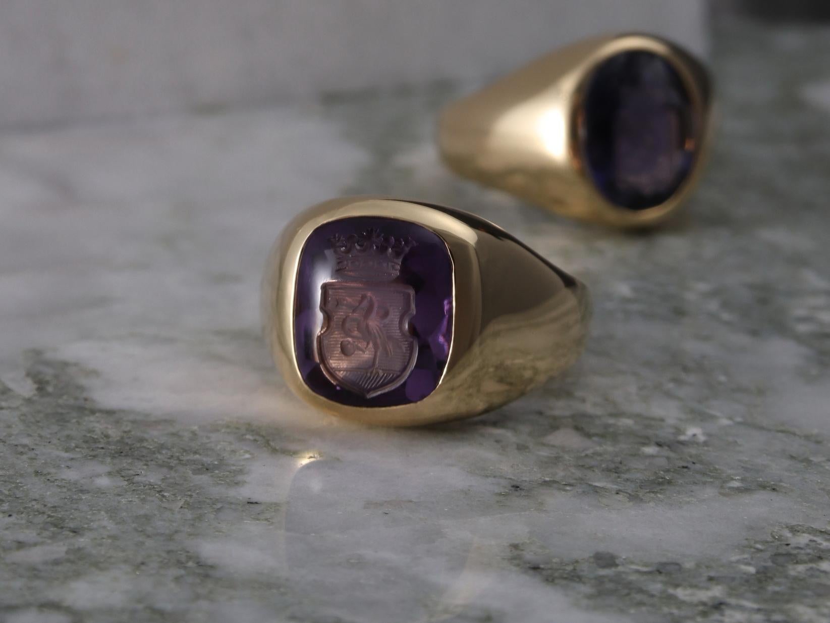 Amethyst Cushion Intaglio Gravierter Siegelring, Schild und Krone, Gelbgold im Angebot 4