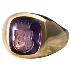 Anello con firma incisa a Intaglio con ametista a cuscino, scudo e corona, oro giallo