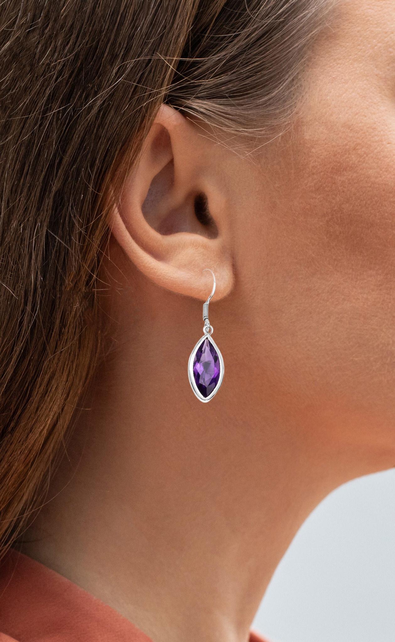 It comes with the Gemological Appraisal by GIA GG/AJP
All gemstones are natural
2 Amethysts = 8.14 Carats
Metal: Rhodium Plated Sterling Silver
Dimensions: 38 x 10 mm
