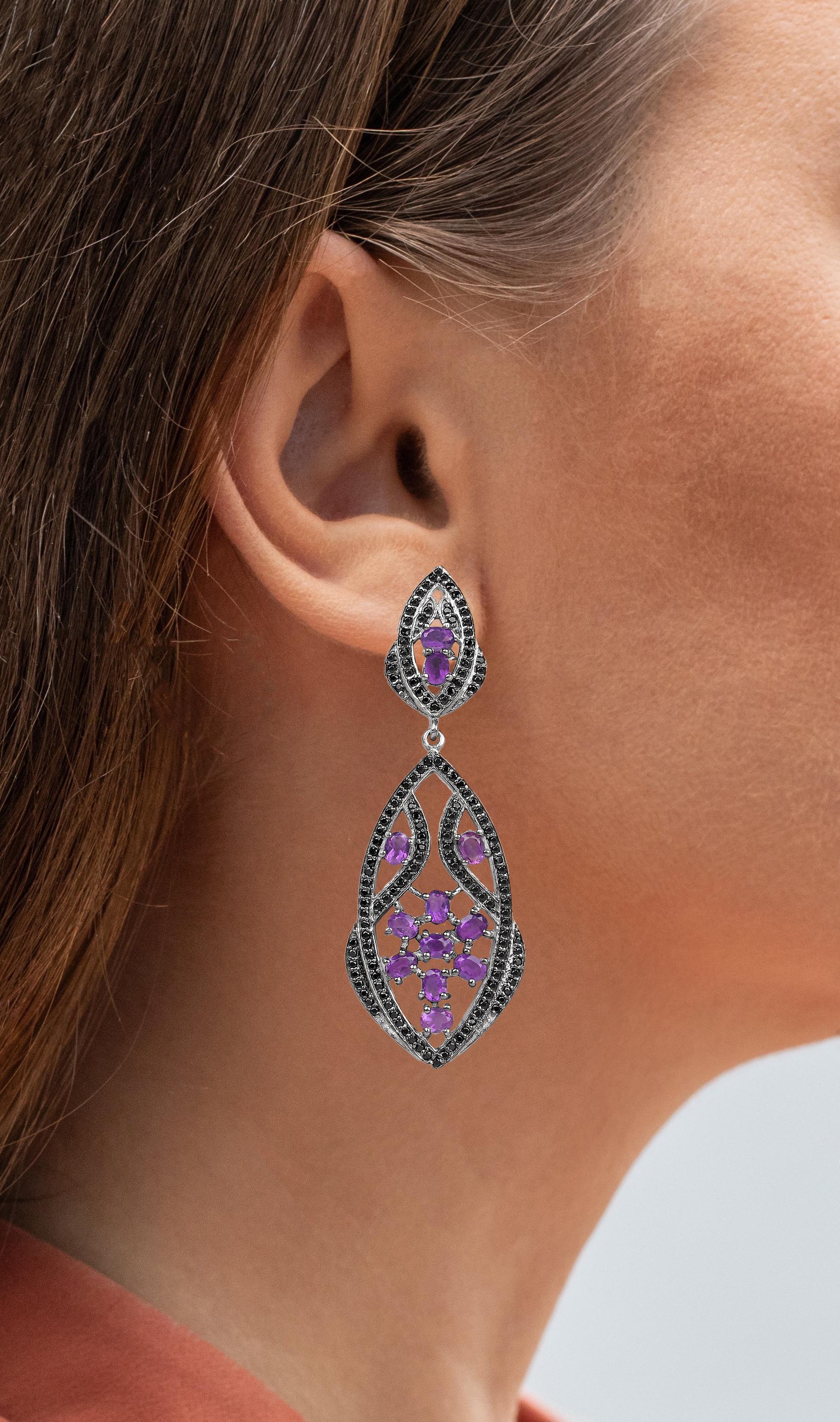 It comes with the Gemological Appraisal by GIA GG/AJP
All Gemstones are Natural
24 Amethysts = 4.12 Carats
294 Black Spinels = 1.62 Carats
Metal: Rhodium Plated Sterling Silver
Dimensions: 63 x 22 mm

