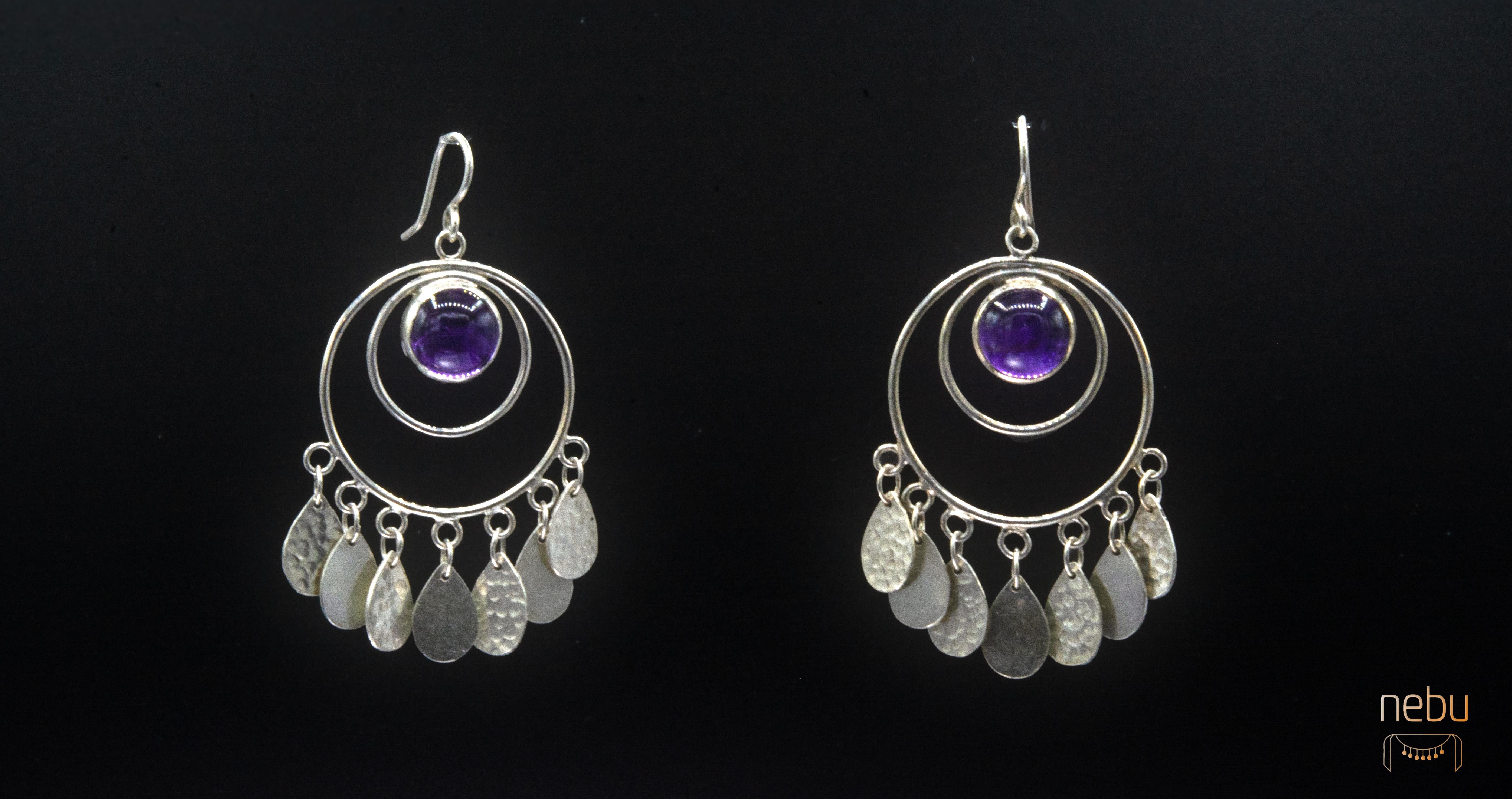 - Disponibile
- Argento 925
-  Pietra ametista
- Misura 63 mm

Ti presentiamo i nostri squisiti orecchini pendenti in argento sterling fatti a mano, ispirati all'eleganza senza tempo dei folcloristici disegni egiziani. Questi splendidi orecchini