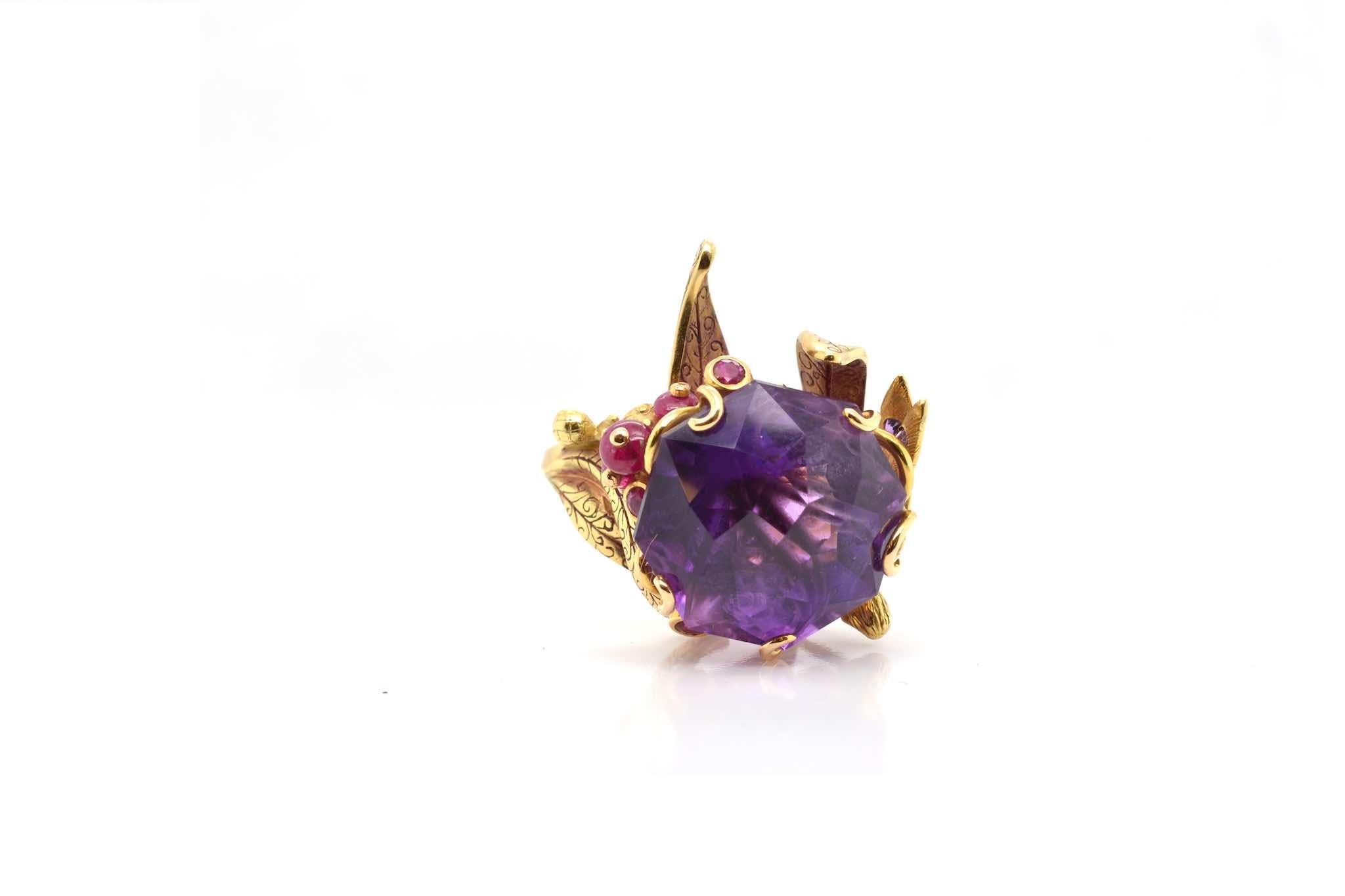 Stones: Central amethyst, small rubies, amethysts, and diamond.
Material: 18k yellow gold
Dimensions: 3 x 2.4 cm, 1.8 cm high
Weight: 20g
Size: 48 (free sizing)
Certificate
Ref. : 24772