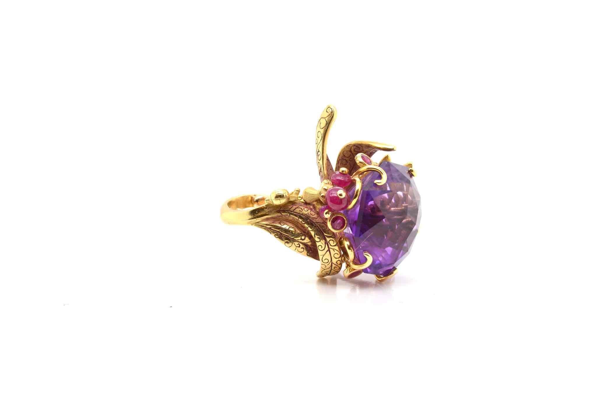 Round Cut Amethyst designer ring in 18k yellow gold For Sale