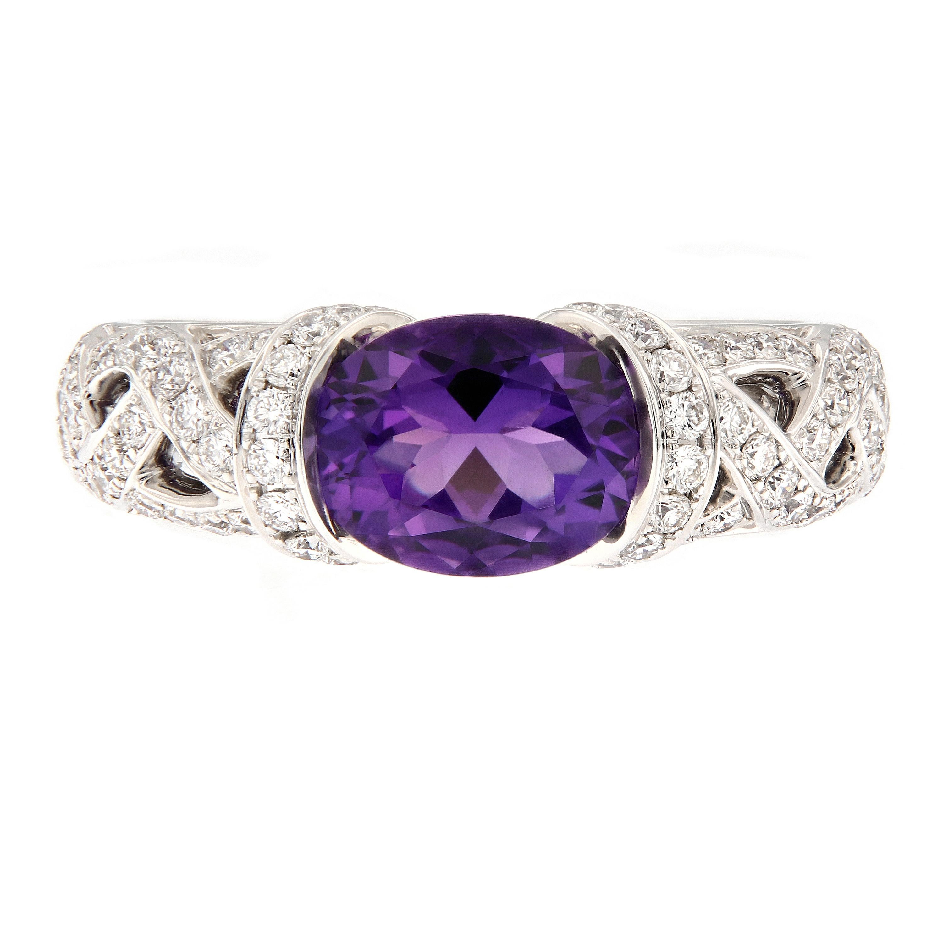 Este bonito anillo es cómodo y de perfil bajo con mucho impacto. Anillo con una preciosa amatista en el centro y una banda calada cruzada engastada con  diamantes. La talla del anillo es 6,25. Pesa 7,5 gramos.

Amatista 1,51 cttw
Diamante 0,68 qt