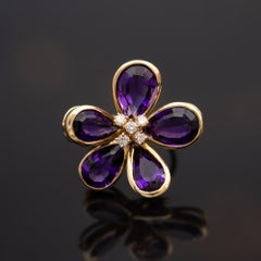 Anillo de cóctel con forma de flor de diamantes y amatistas en oro amarillo de 18 quilates