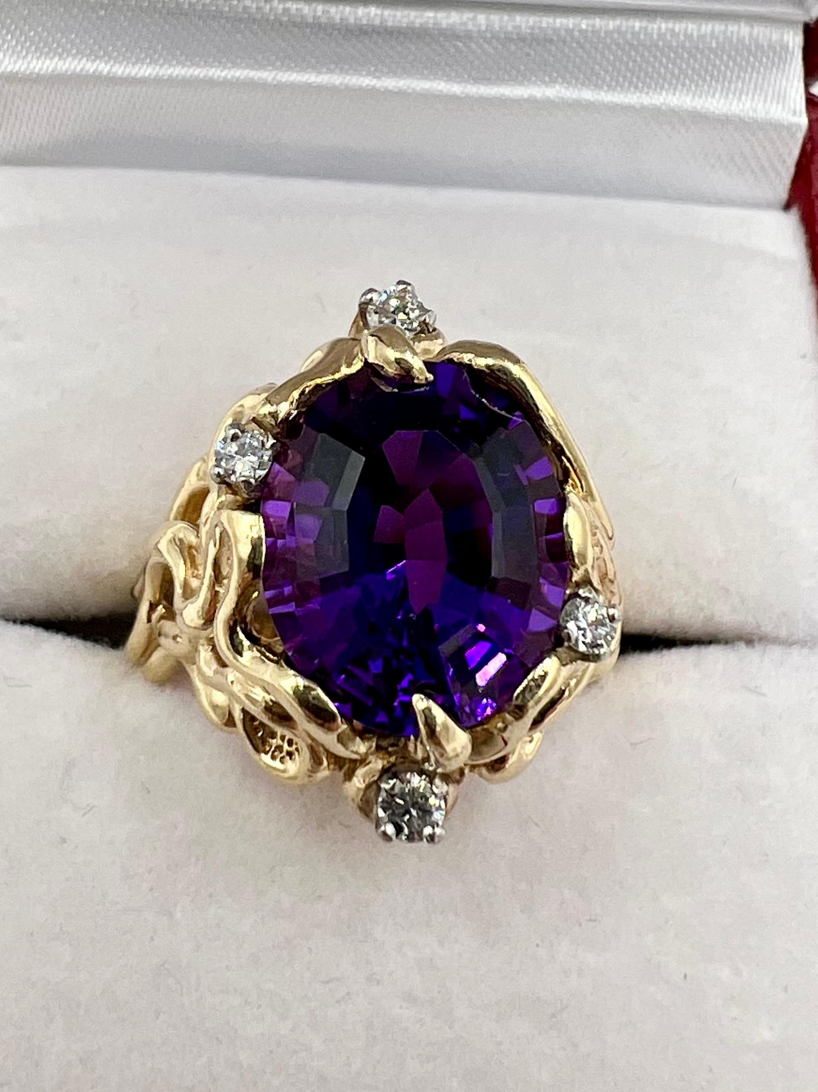 Vintage Amethyst diamond abstract yellow gold ring, circa 1970s.

   Cette beauté vintage présente une améthyste ovale d'un violet profond très riche et vibrant, accentuée par quatre diamants ronds de taille brillante.  Ne négligez pas non plus la