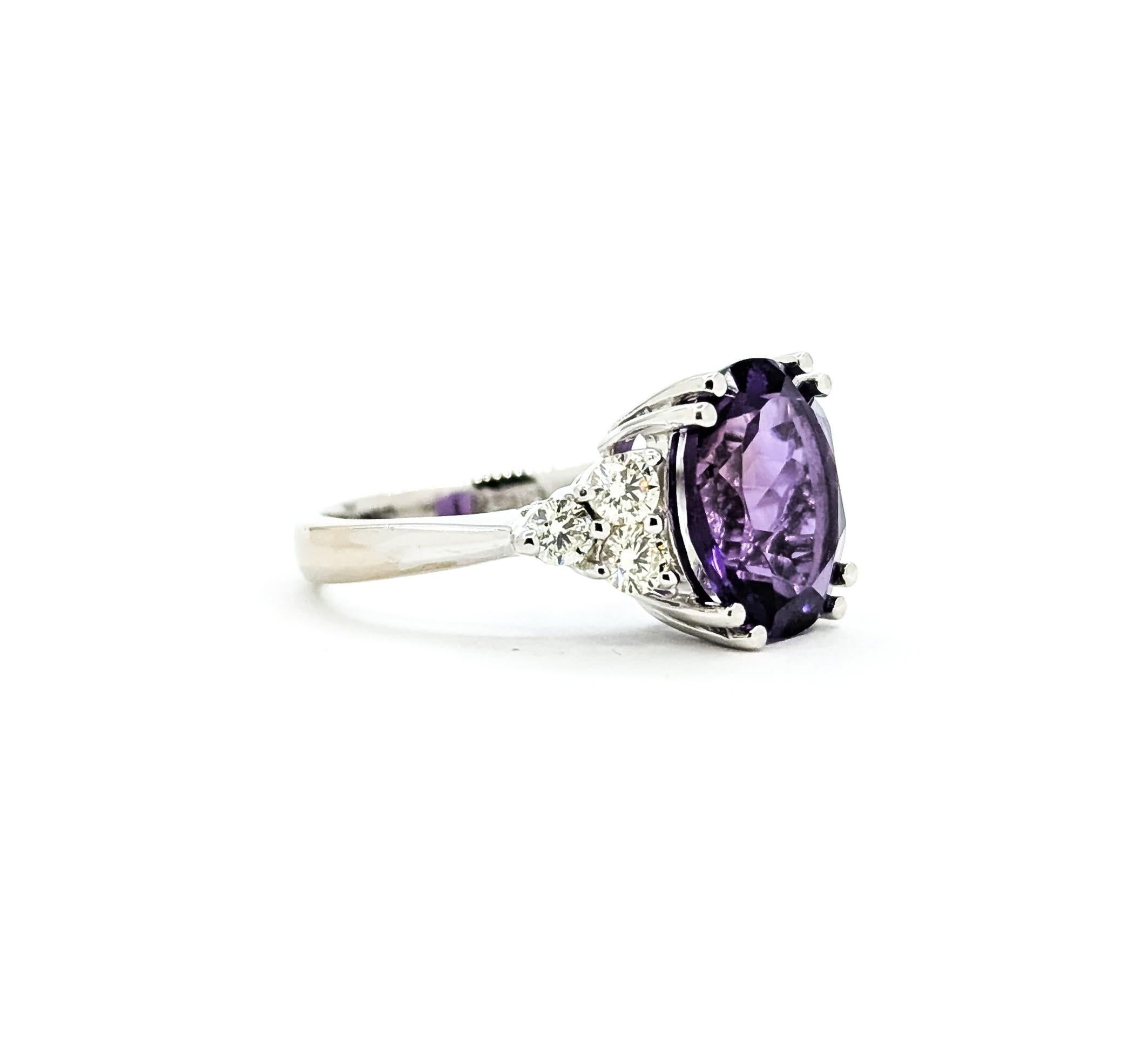 Cette bague est réalisée en or blanc 14k et présente une améthyste violette sertie, avec un design accentué. L'améthyste pèse 1.75ct. Les diamants ronds totalisent 0.50ctw, presque incolores avec une clarté de SI à I. Cette bague est rehaussée de