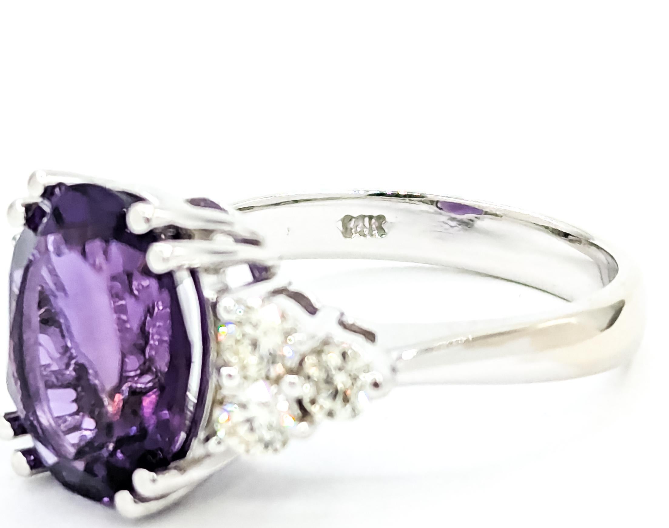 Taille ovale Bague en or blanc 14k ornée d'améthystes et de diamants en vente