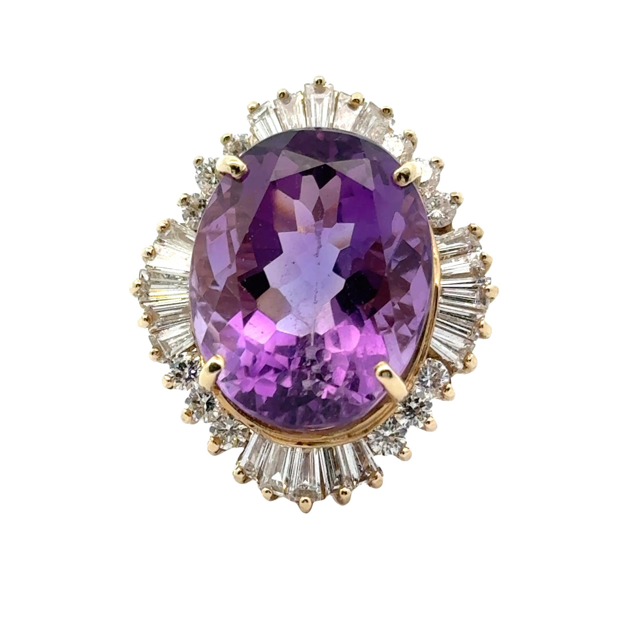 Diseñado y elaborado por expertos, este anillo de bailarina vintage de oro de 14 quilates luce una impresionante pieza central de amatista de veintiún quilates. Junto con los brillantes diamantes, este anillo irradia elegancia y lujo, convirtiéndolo