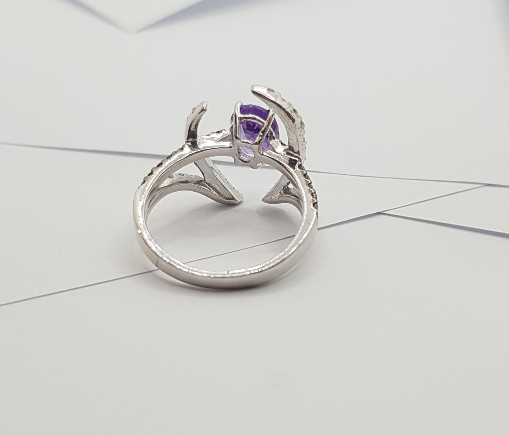Bague en or blanc 18 carats avec améthyste, diamant et diamant brun de Kavant & Sharart en vente 7
