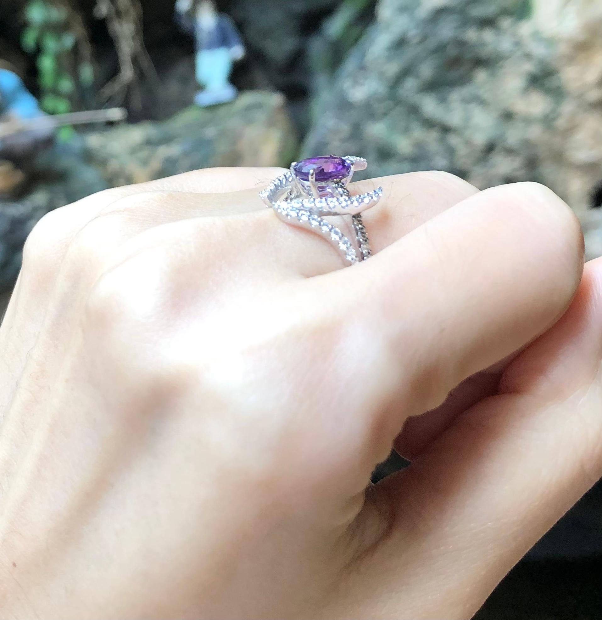 Bague composée d'une améthyste de 1,14 carat, d'un diamant de 0,37 carat et d'un diamant brun de 0,15 carat, sertis dans de l'or blanc 18 carats

Largeur :  2.0 cm 
Longueur : 1,8 cm
Taille de l'anneau : 54
Poids total : 0,02
