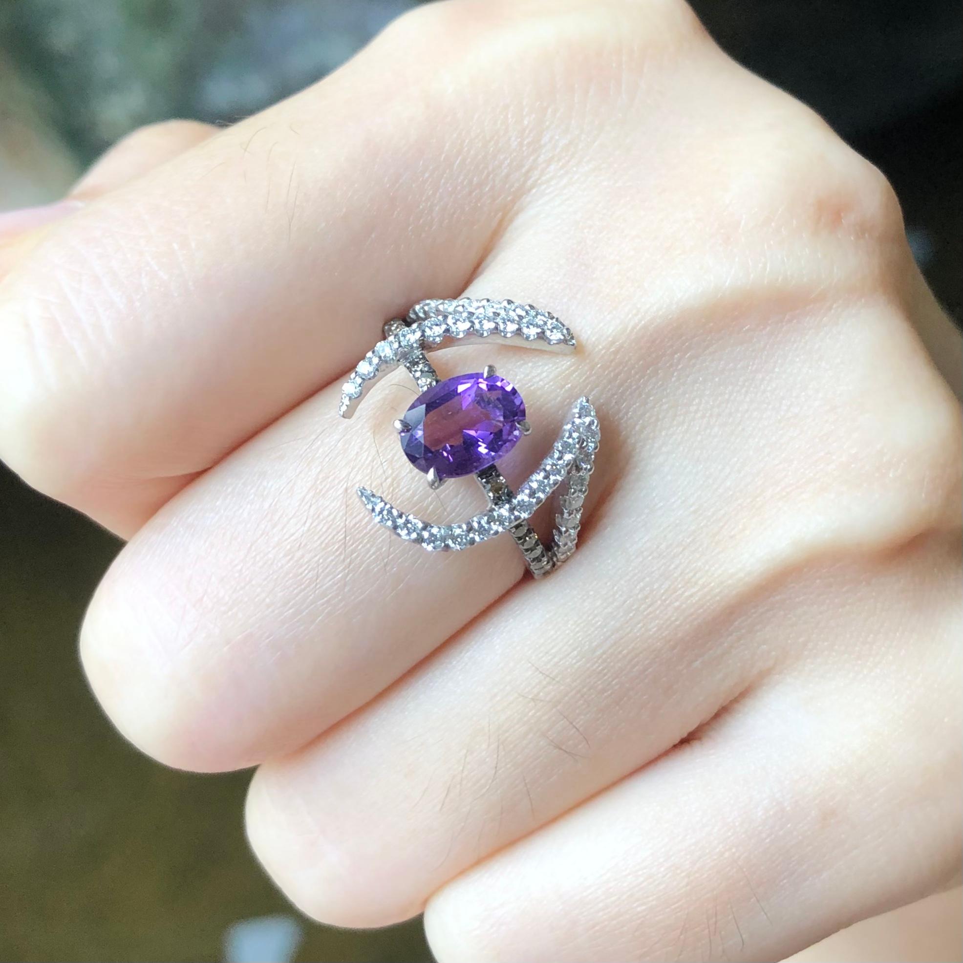 Taille ovale Bague en or blanc 18 carats avec améthyste, diamant et diamant brun de Kavant & Sharart en vente