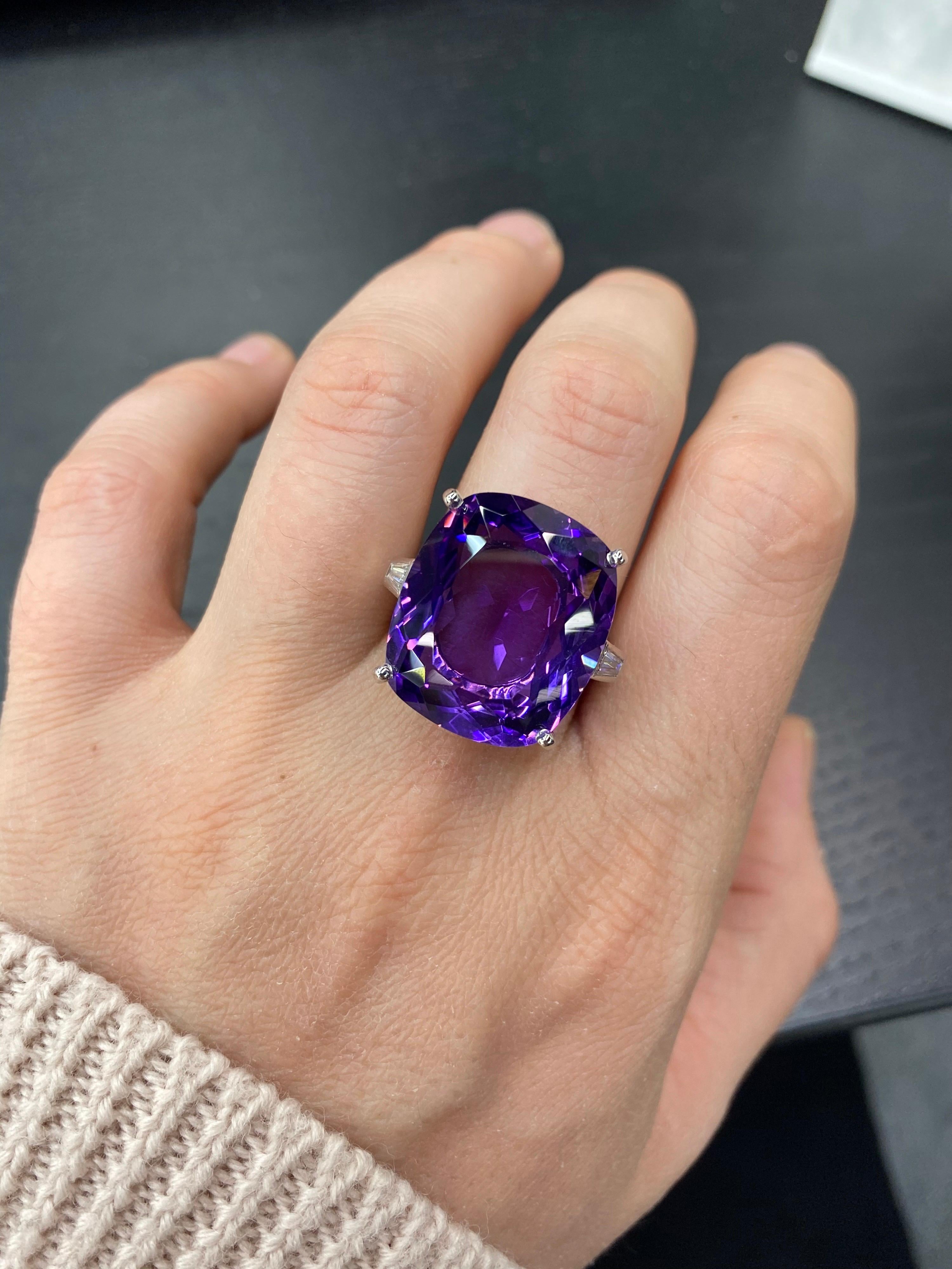 14K Weißgold-Cocktailring mit einem wunderschönen lila Amethysten:: der von zwei konischen Baguetten flankiert wird. 
Ein tolles Gesprächsthema!