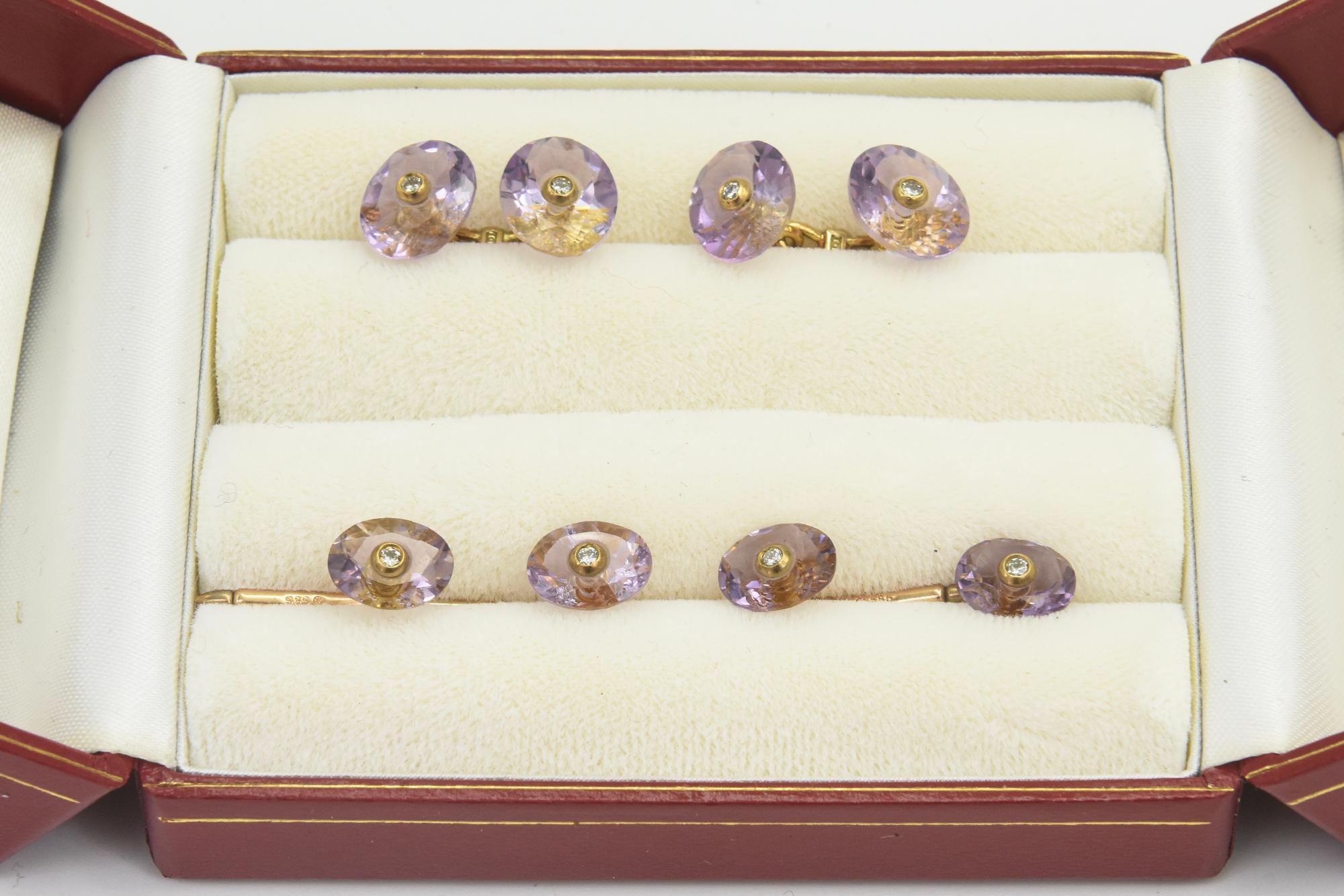 Einfach elegante facettierte ovale Amethyst mit Lünette Diamant Zentren Manschettenknöpfe und passende 4 Stud Tasten in 18k Gelbgold montiert.  Die Manschettenknöpfe sind doppelseitig mit einem 18-Karat-Steg dazwischen.  Die ovalen Abschnitte messen