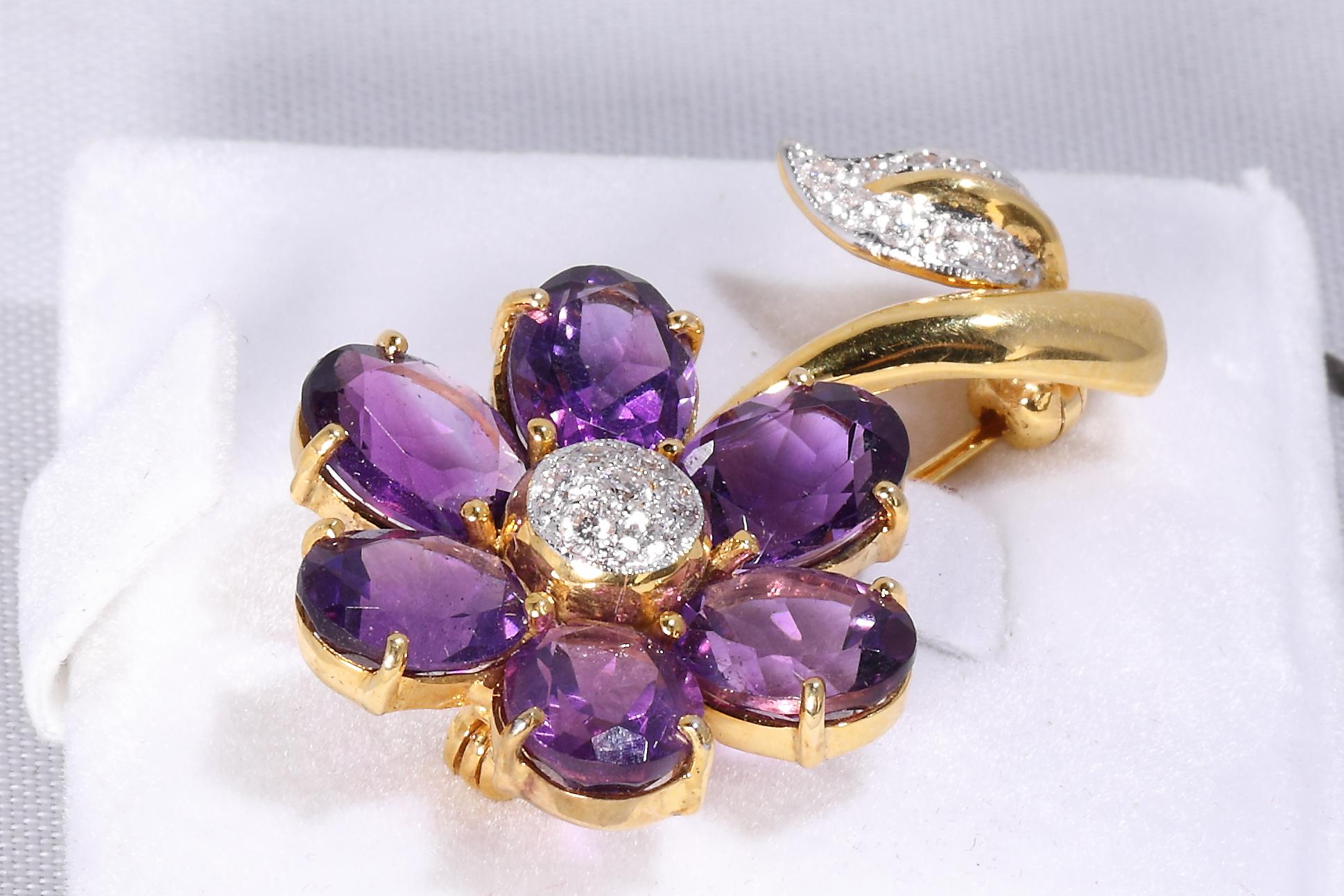 Oval Cut Amethyst, Diamond-Flower brooch 18 K