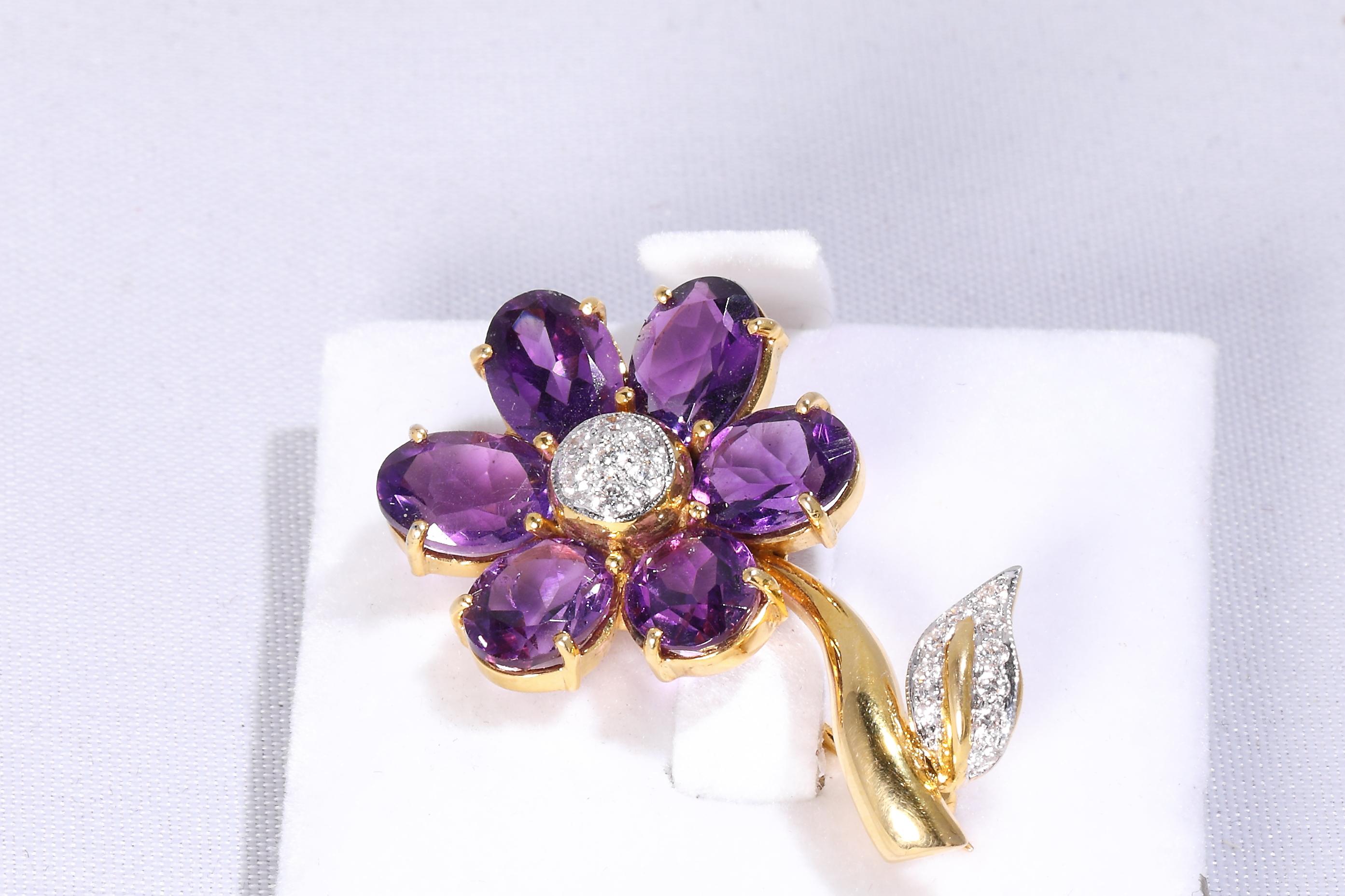 Amethyst, Diamond-Flower brooch 18 K In New Condition In Bad Kissingen, DE