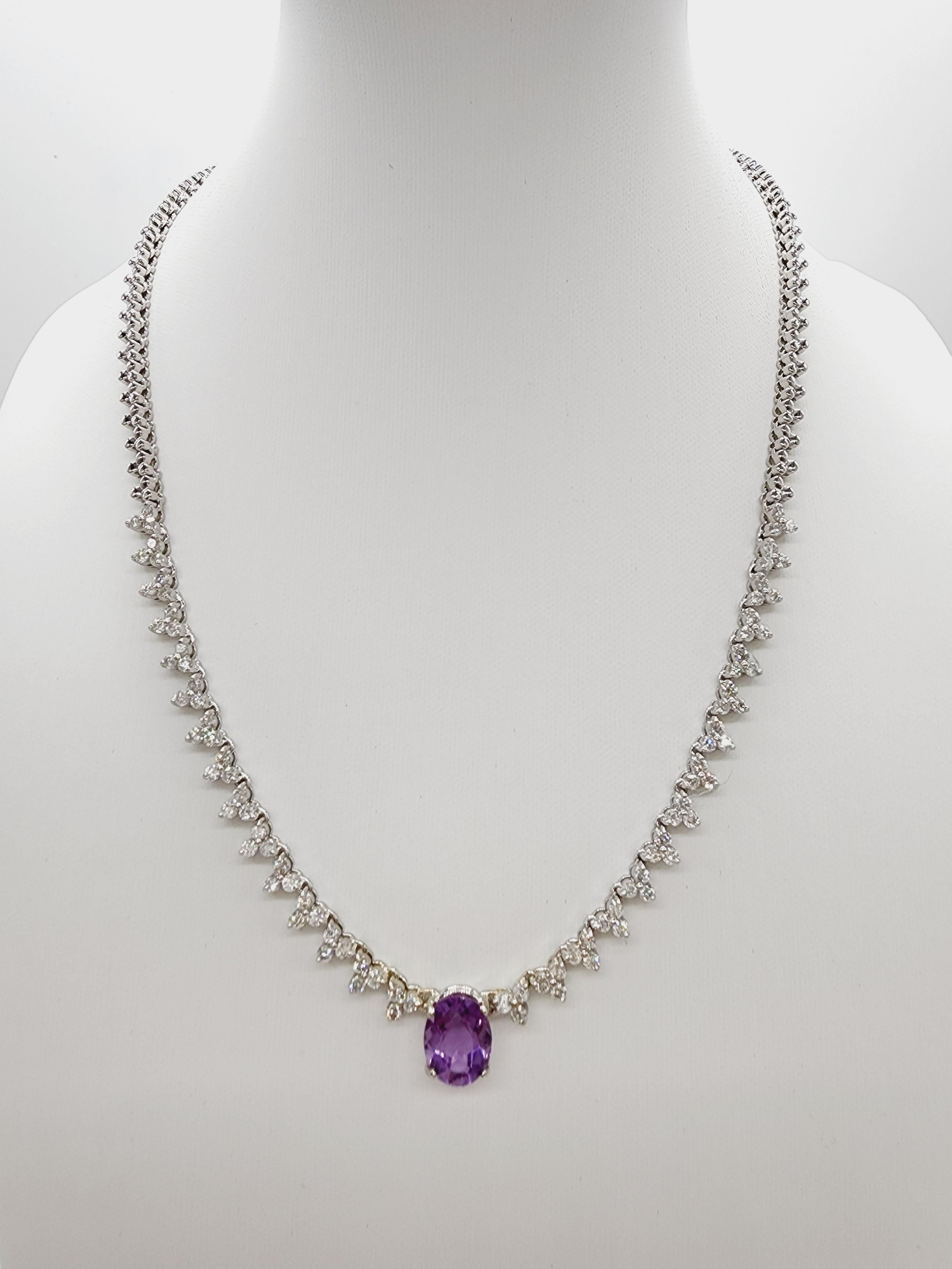 Brillant und schön. 14 Karat Weißgold Rund Brillantschliff Diamant Blume Form Halskette. Ovale Form Amethyst Zentrum. Einsteckschließe mit Sicherheitsverriegelung. Eleganz, die Sie jeden Tag tragen können.

Gesamtgewicht der Diamanten: 2,78
