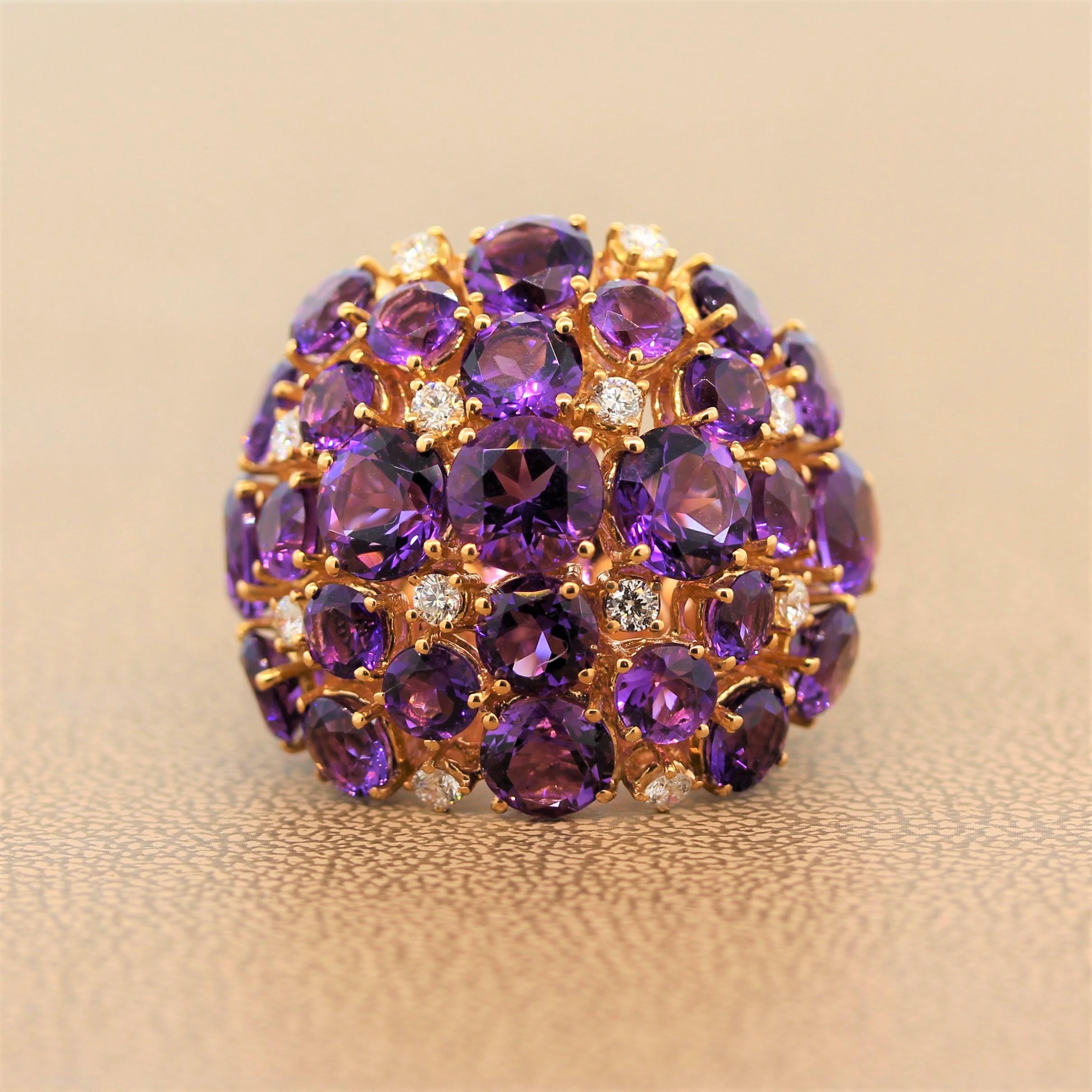 Une merveilleuse bague de cocktail en forme de dôme avec 15,94 carats d'améthyste violette. Les pierres précieuses de taille ronde sont entourées de 0,63 carats de diamants de qualité VS dans une monture en or rose 18 carats.

Taille de la bague