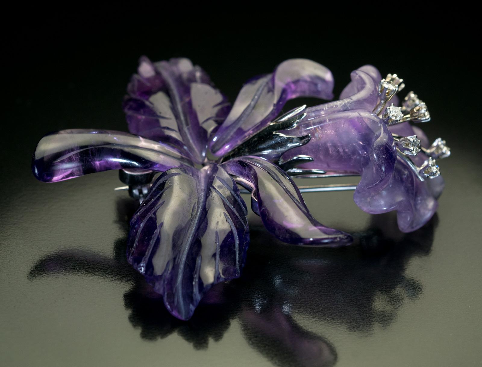 Amethyst-Diamant-Gold-Orchideen-Brosche, 1950er Jahre im Zustand „Hervorragend“ in Chicago, IL