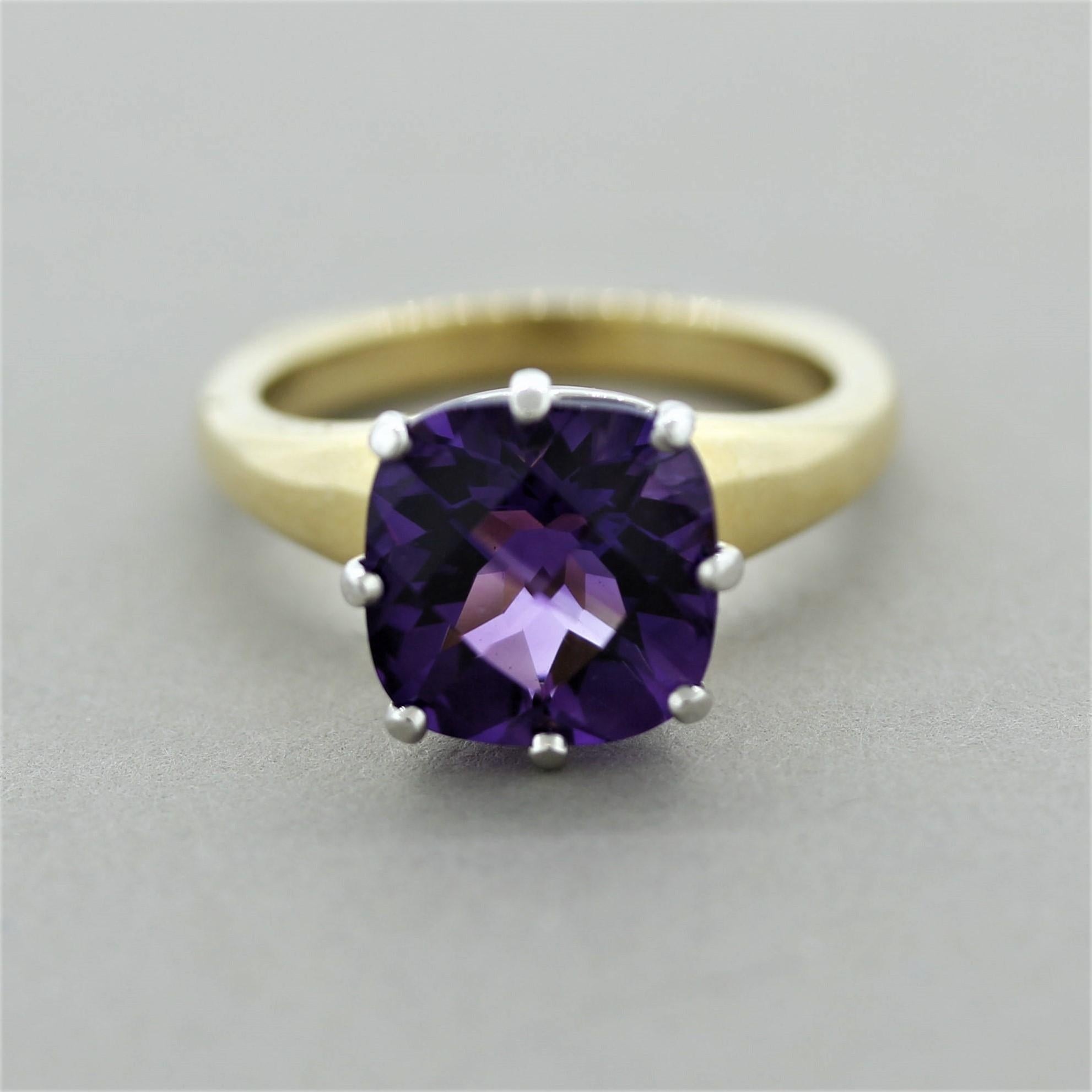 Un anello di stile regale con un'ametista di 4,00 carati dal colore viola intenso. Il prezioso gioiello ha una forma a cuscino con finitura a taglio di rosa ed è impreziosito da 0,42 carati di diamanti rotondi a taglio brillante incastonati sotto di