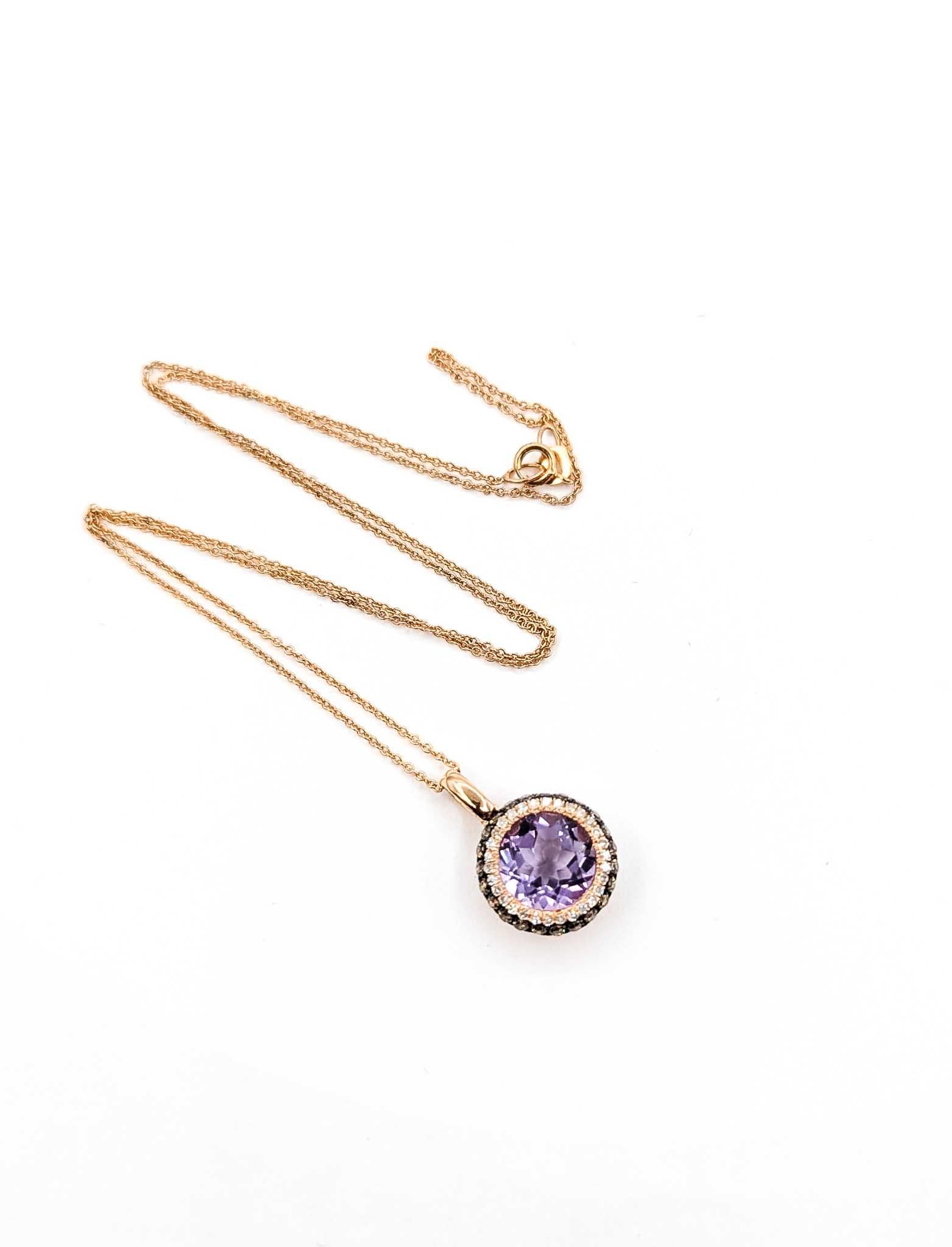 Pendentif halo en or rose 14k avec améthyste et diamant

Ce pendentif est réalisé en or rose 14k et présente une améthyste violette sertie, avec un design en halo. L'améthyste pèse 2,42ct. Les diamants ronds totalisent 0,49ctw, de couleur blanche et