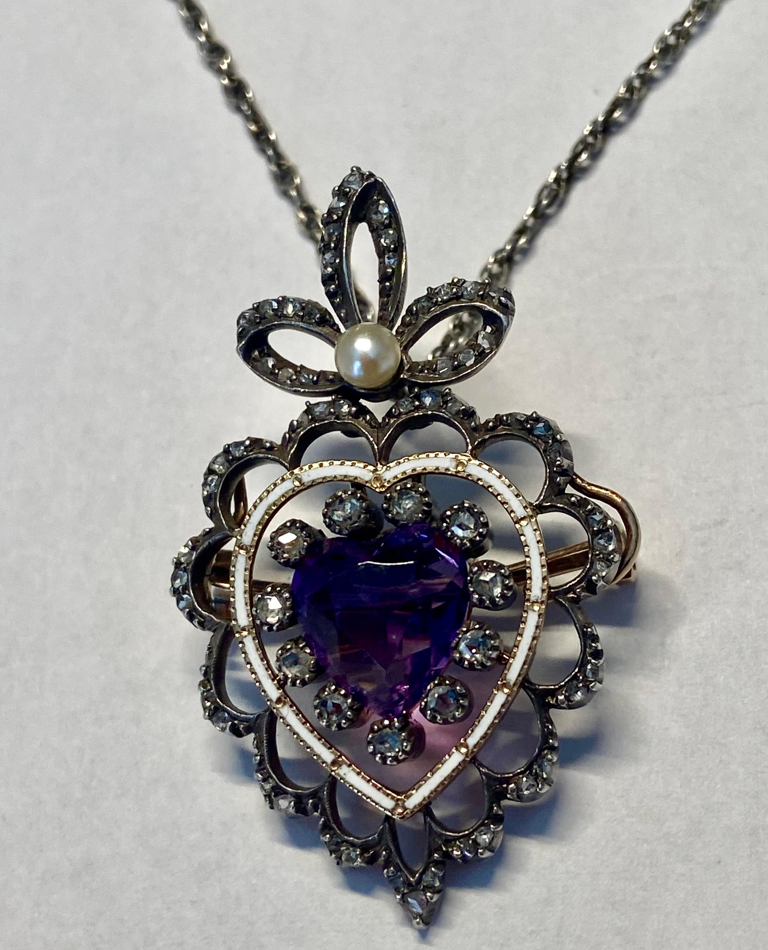 Un regale ciondolo/spilla in diamanti e ametista 18 kt per esaltare i tuoi pensieri d'amore. La gemma di ametista è considerata un incantatore e l'incantesimo sarà la passione. Questo ciondolo è composto da quattro cuori, sormontati da un fiocco. Il