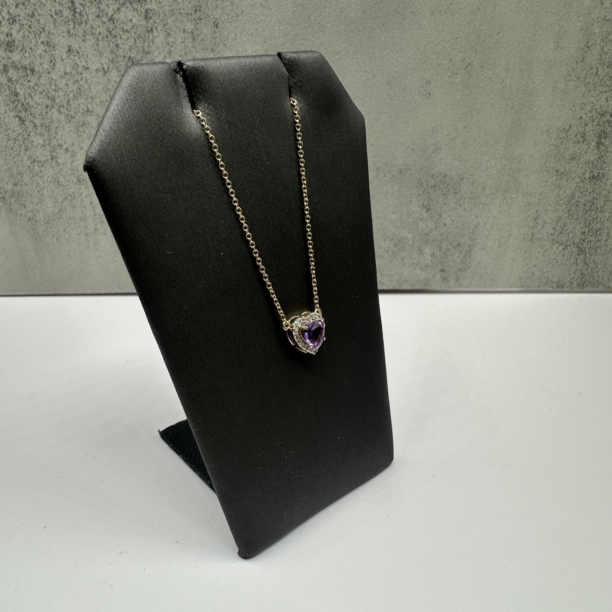 Questa elegante collana con cuore di ametista e diamanti in oro giallo 14 carati presenta un'ametista con taglio a cuore di 5x5 mm, accentuata da 0,10 carati di diamanti rotondi GH SI naturali per un maggiore splendore. La lunghezza è regolabile tra
