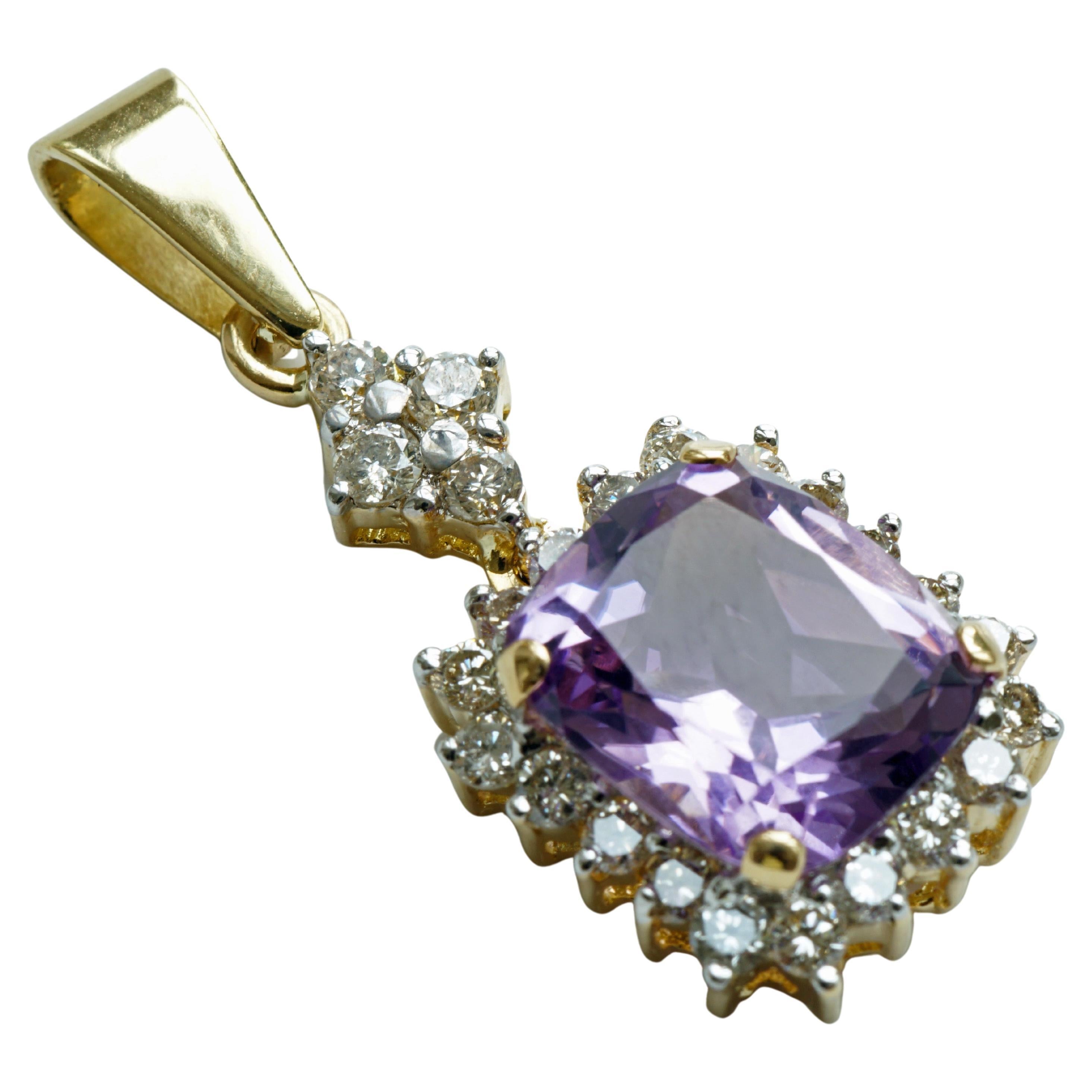 a beautiful lilac amethyst very similar to kunzite, brilliance and transparency very good, in a 
high-quality brilliant setting, full cut brilliants total approx. 0.35 ct W (white) / VS-SI
 (very small - small inclusions) in rhodium-plated Settings,