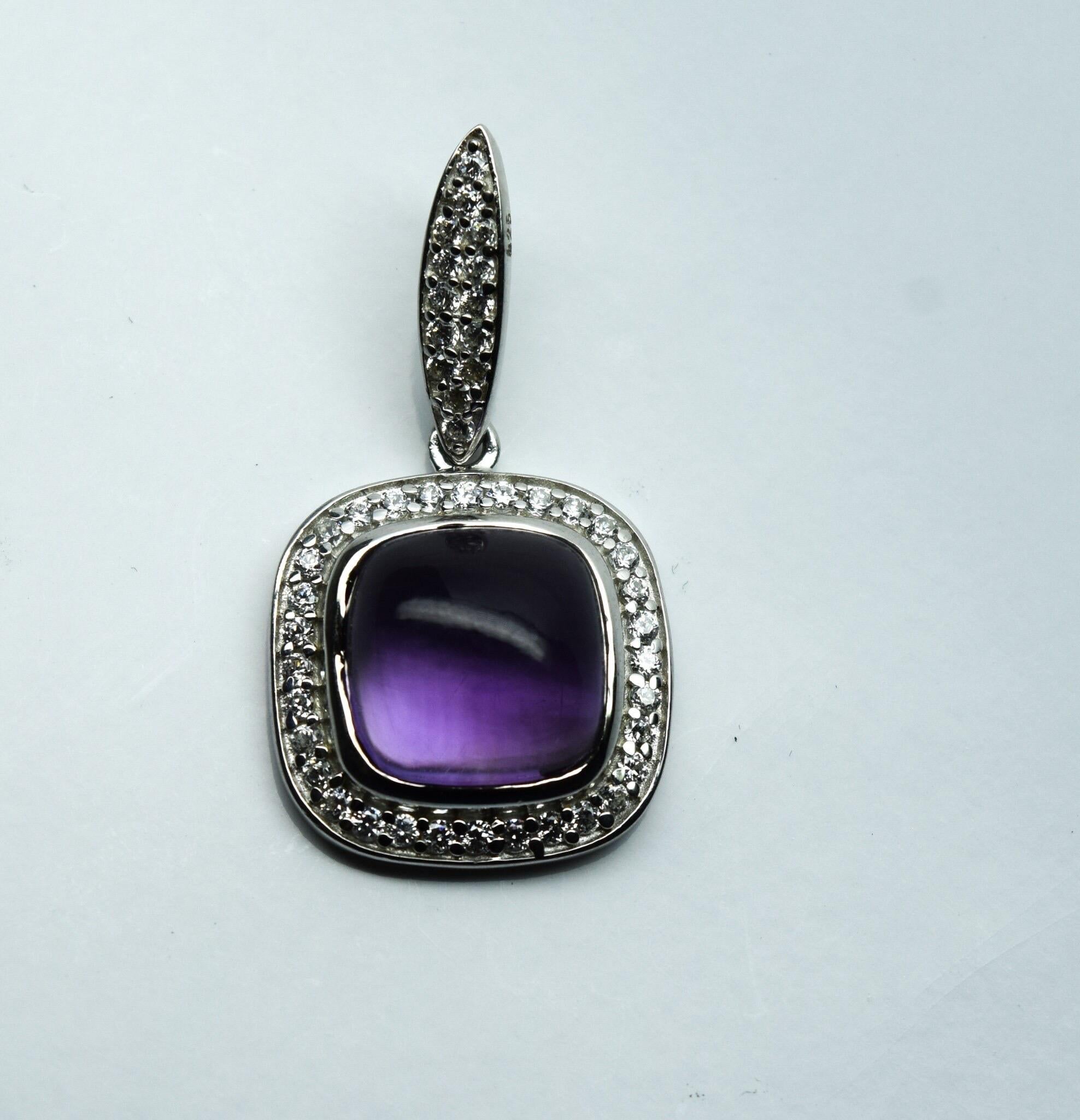 Taille cabochon Pendentif en or 18 carats avec améthyste cabochon et chaîne 18 pouces en vente