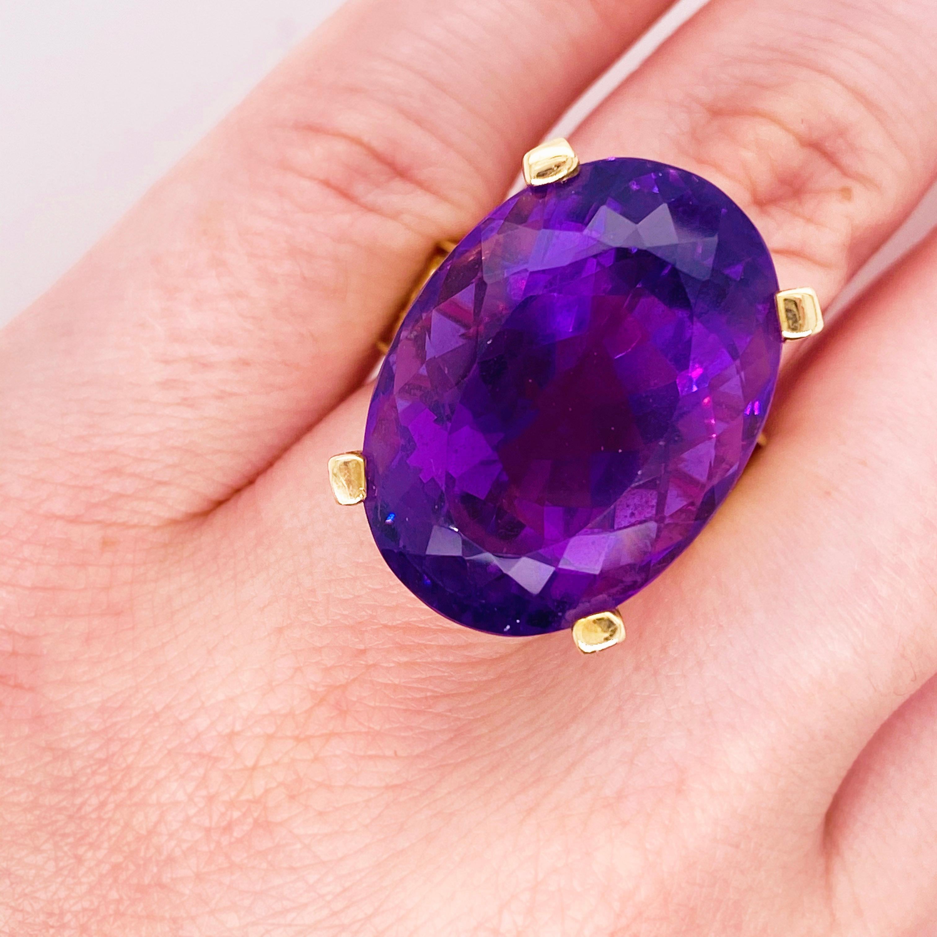 Esta preciosa amatista ovalada de 36 quilates acentuada con preciosos diamantes y flor de lis engastada en oro amarillo de 18 quilates haría las delicias de cualquiera que la recibiera. Este anillo proporciona un aspecto muy moderno y clásico al