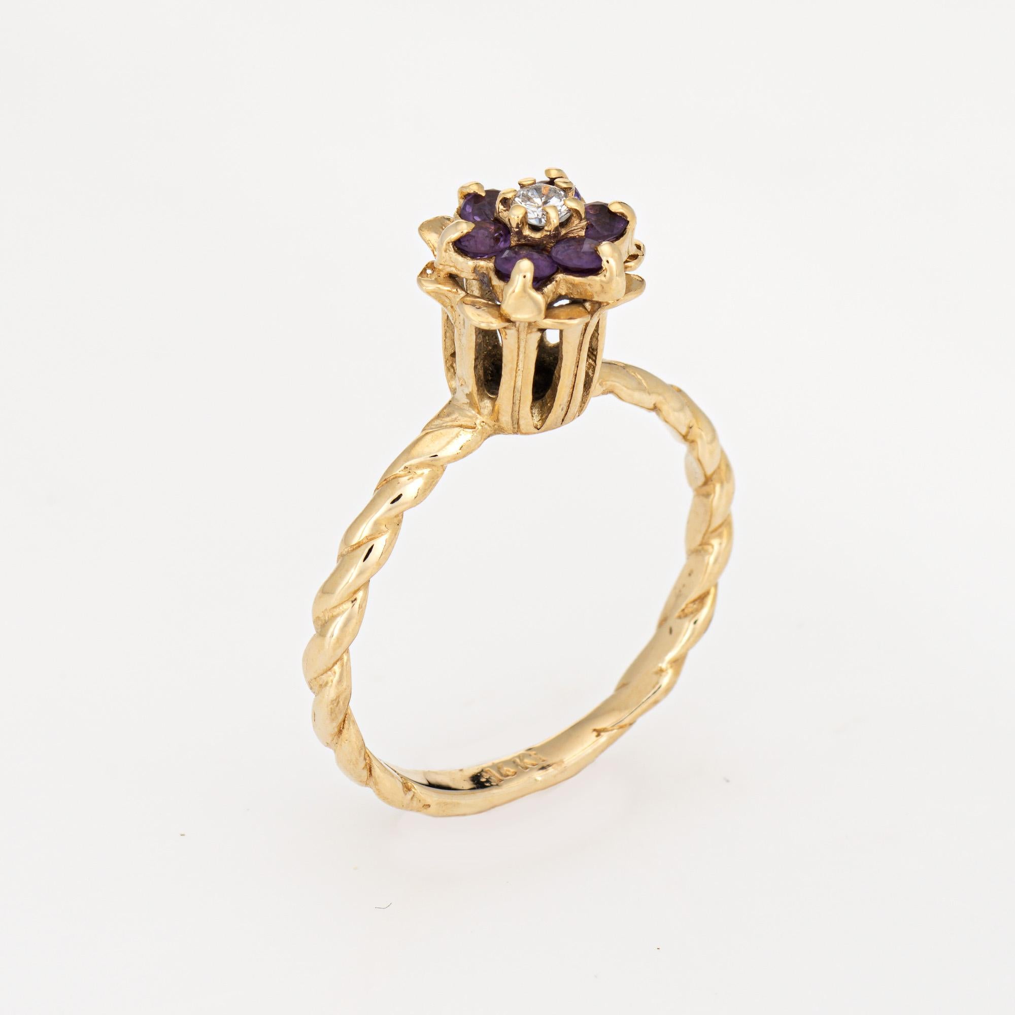 Elegante anello vintage con ametista e diamante a tulipano (circa anni '60-'70) realizzato in oro giallo 14 carati. 

Il diamante rotondo taglio brillante ha un peso stimato di 0,01 carati (colore L-M e purezza I1). Le sei ametiste misurano circa 1