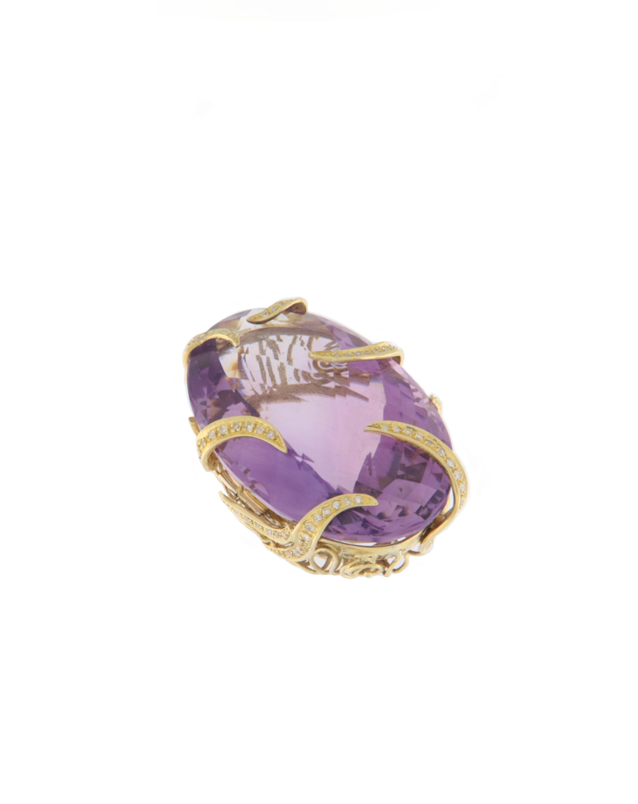 Enchanting pendant crafted in 18-karat yellow gold, a unique creation that combines the elegance of precious metal with the extraordinary beauty of gemstones. The centerpiece of this piece is a stunning natural oval-shaped amethyst, characterized by